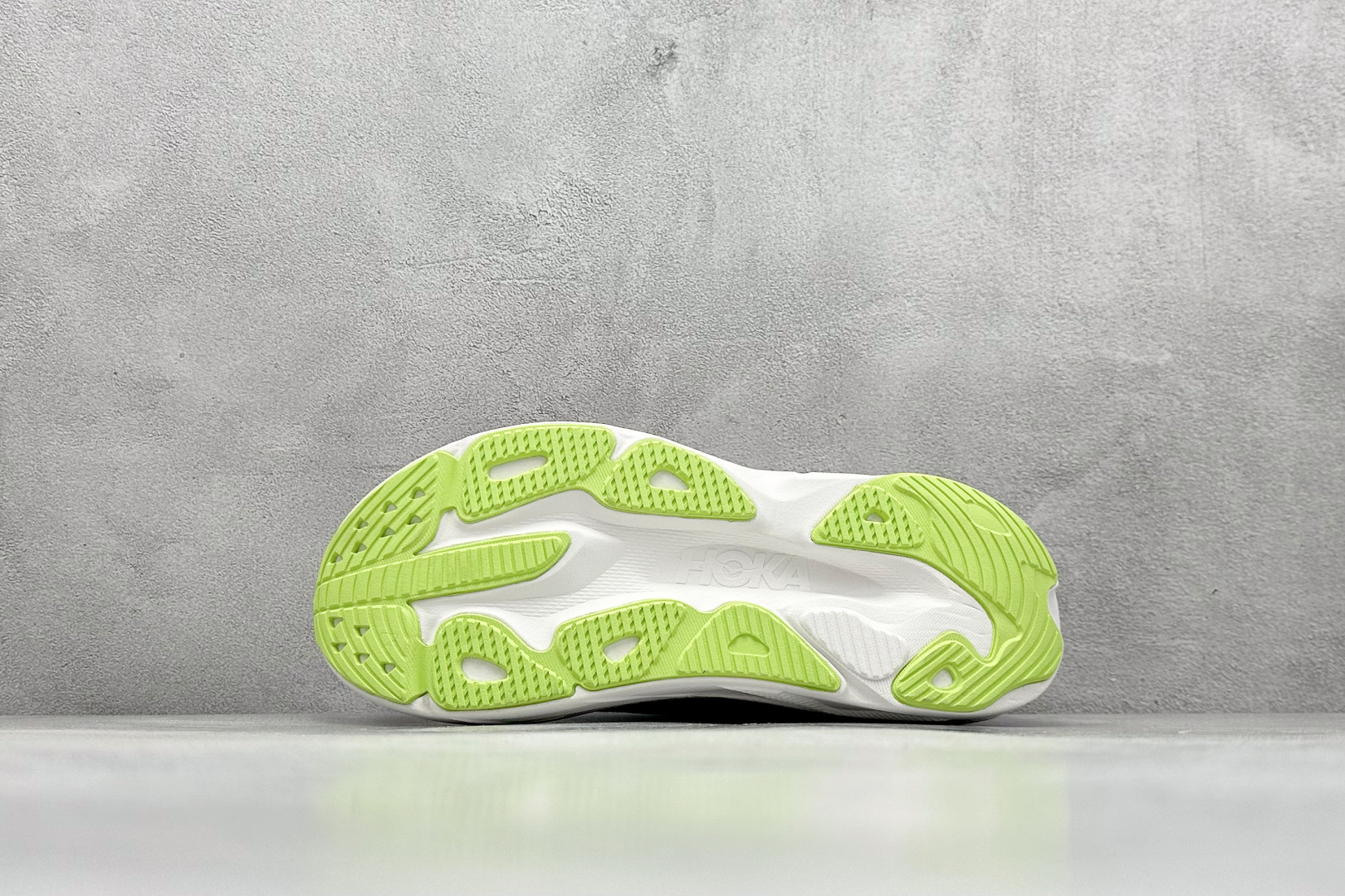 福利特价 
HOKA M SKYFLOW 低帮专业越野跑步鞋 
粗矿型的鞋身上脚特别修饰腿型 经典的胖鱼