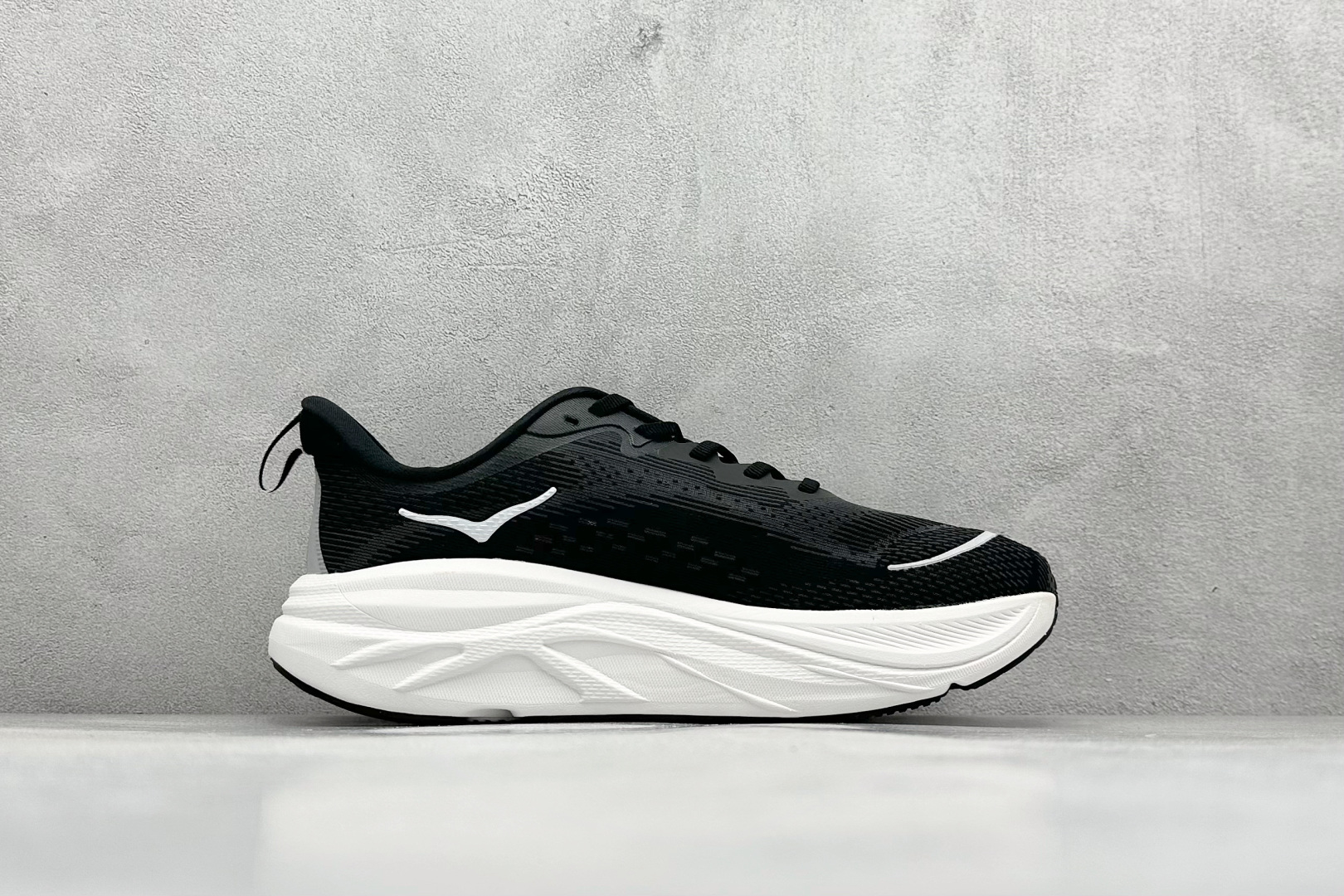 福利特价 
HOKA M SKYFLOW 低帮专业越野跑步鞋 
粗矿型的鞋身上脚特别修饰腿型 经典的胖鱼
