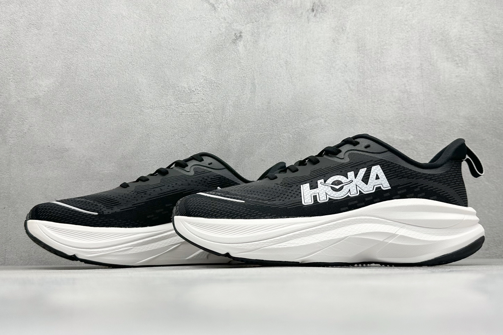 福利特价 
HOKA M SKYFLOW 低帮专业越野跑步鞋 
粗矿型的鞋身上脚特别修饰腿型 经典的胖鱼