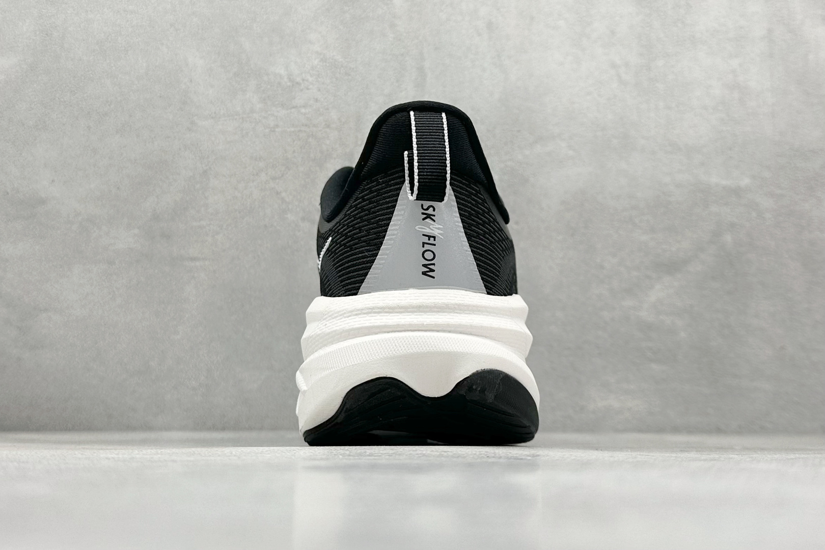福利特价 
HOKA M SKYFLOW 低帮专业越野跑步鞋 
粗矿型的鞋身上脚特别修饰腿型 经典的胖鱼