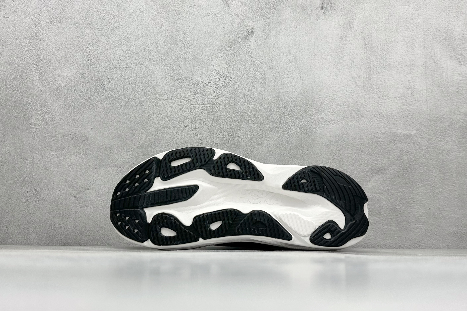 福利特价 
HOKA M SKYFLOW 低帮专业越野跑步鞋 
粗矿型的鞋身上脚特别修饰腿型 经典的胖鱼