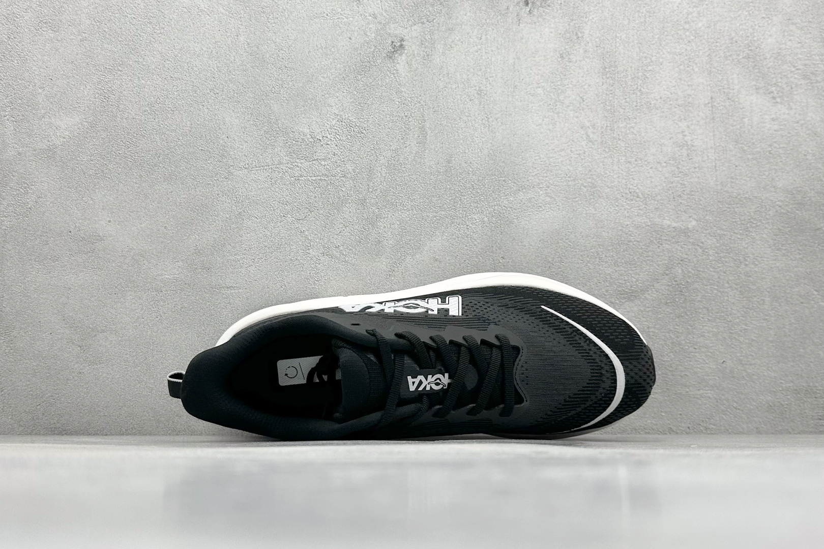 福利特价 
HOKA M SKYFLOW 低帮专业越野跑步鞋 
粗矿型的鞋身上脚特别修饰腿型 经典的胖鱼