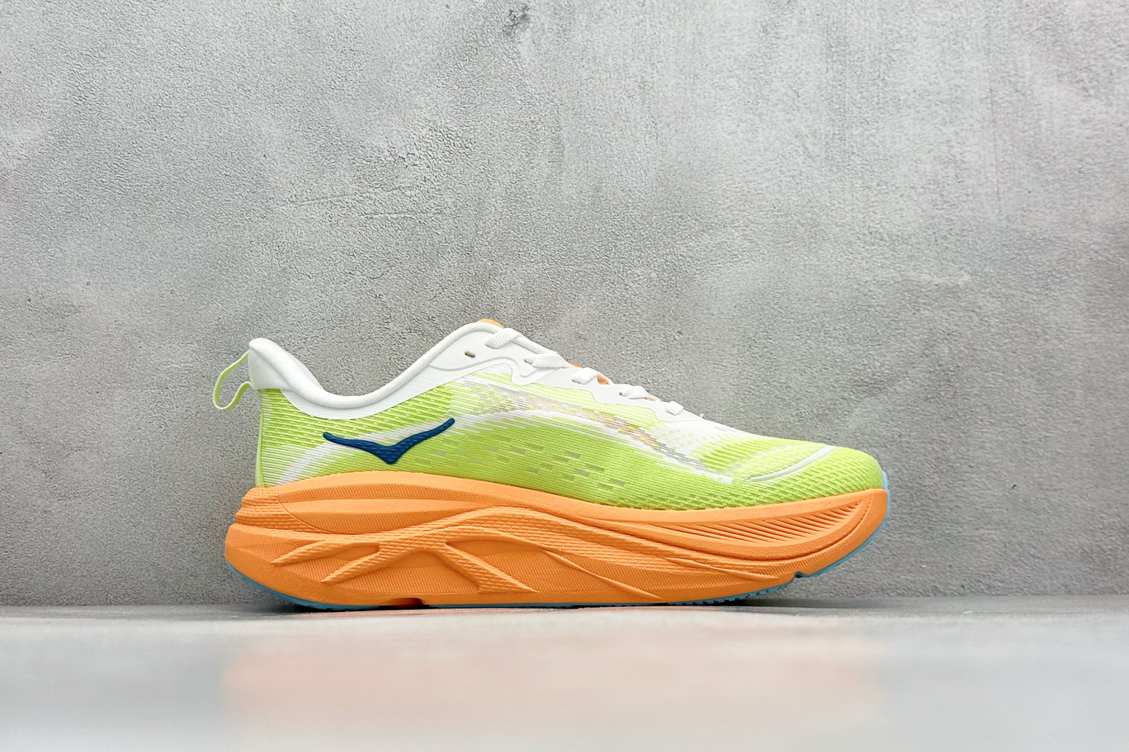 福利特价 
HOKA M SKYFLOW 低帮专业越野跑步鞋 
粗矿型的鞋身上脚特别修饰腿型 经典的胖鱼