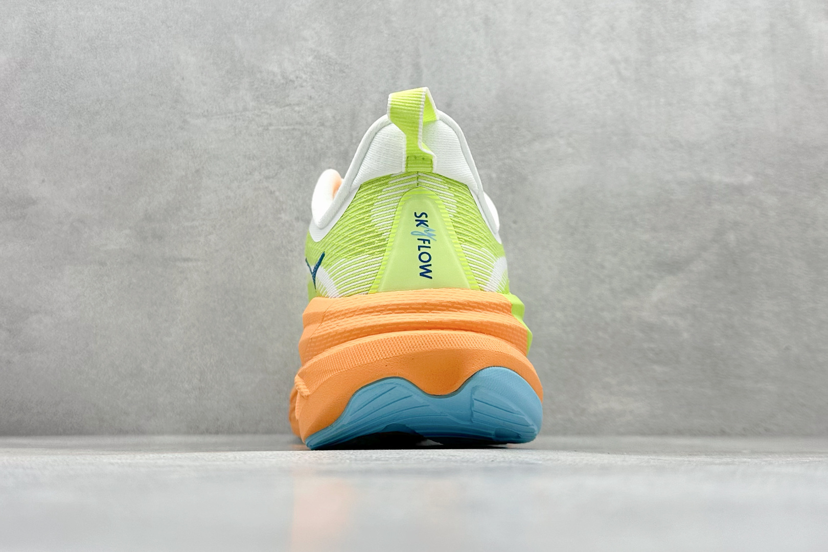 福利特价 
HOKA M SKYFLOW 低帮专业越野跑步鞋 
粗矿型的鞋身上脚特别修饰腿型 经典的胖鱼