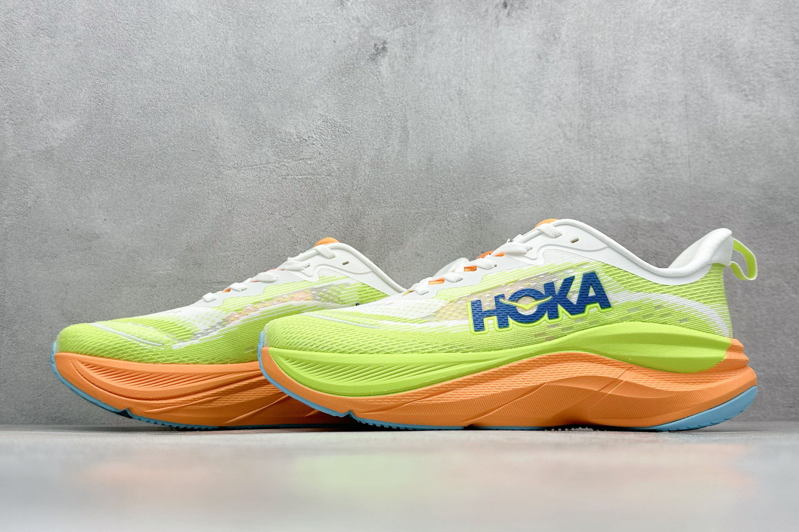 福利特价 
HOKA M SKYFLOW 低帮专业越野跑步鞋 
粗矿型的鞋身上脚特别修饰腿型 经典的胖鱼