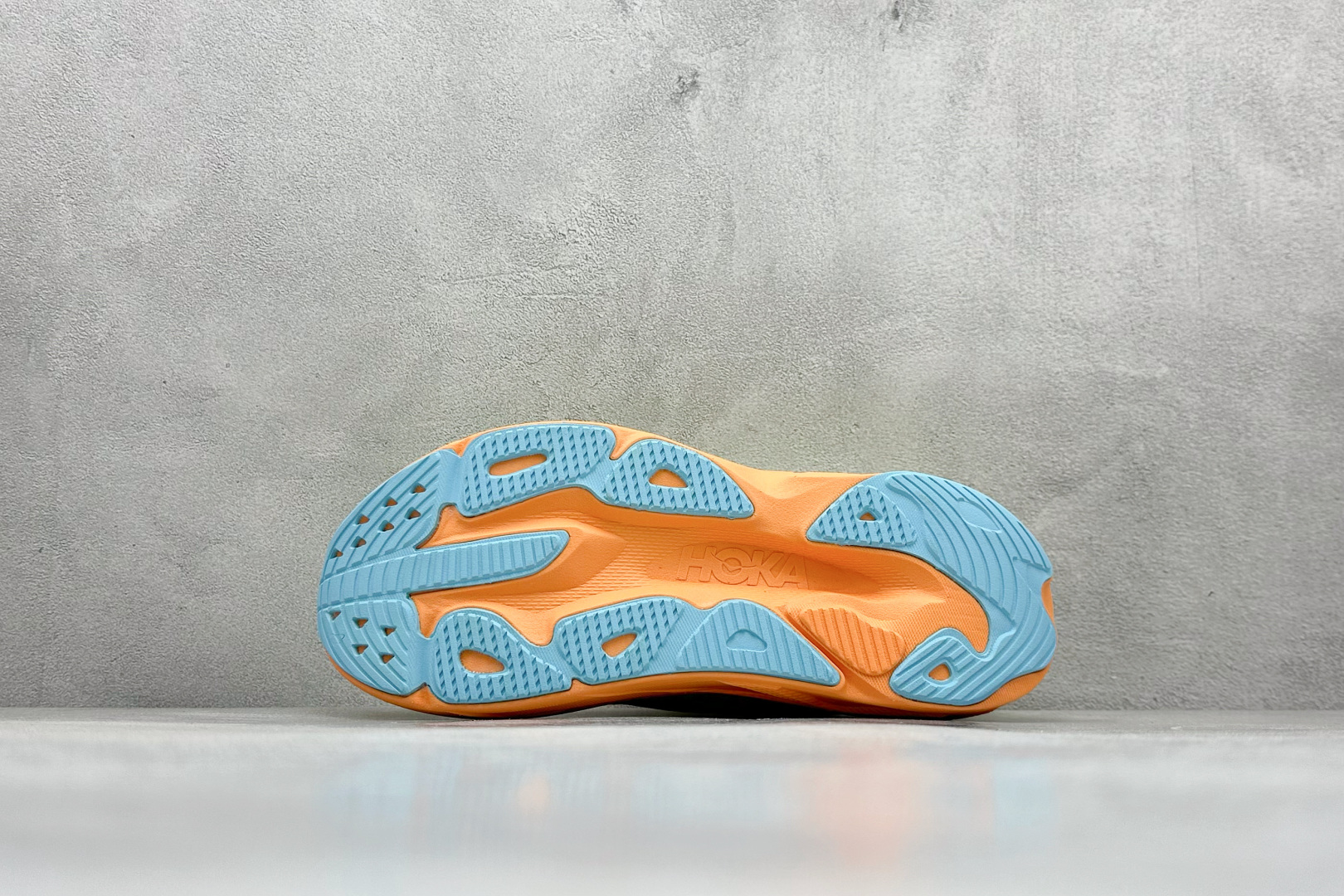福利特价 
HOKA M SKYFLOW 低帮专业越野跑步鞋 
粗矿型的鞋身上脚特别修饰腿型 经典的胖鱼
