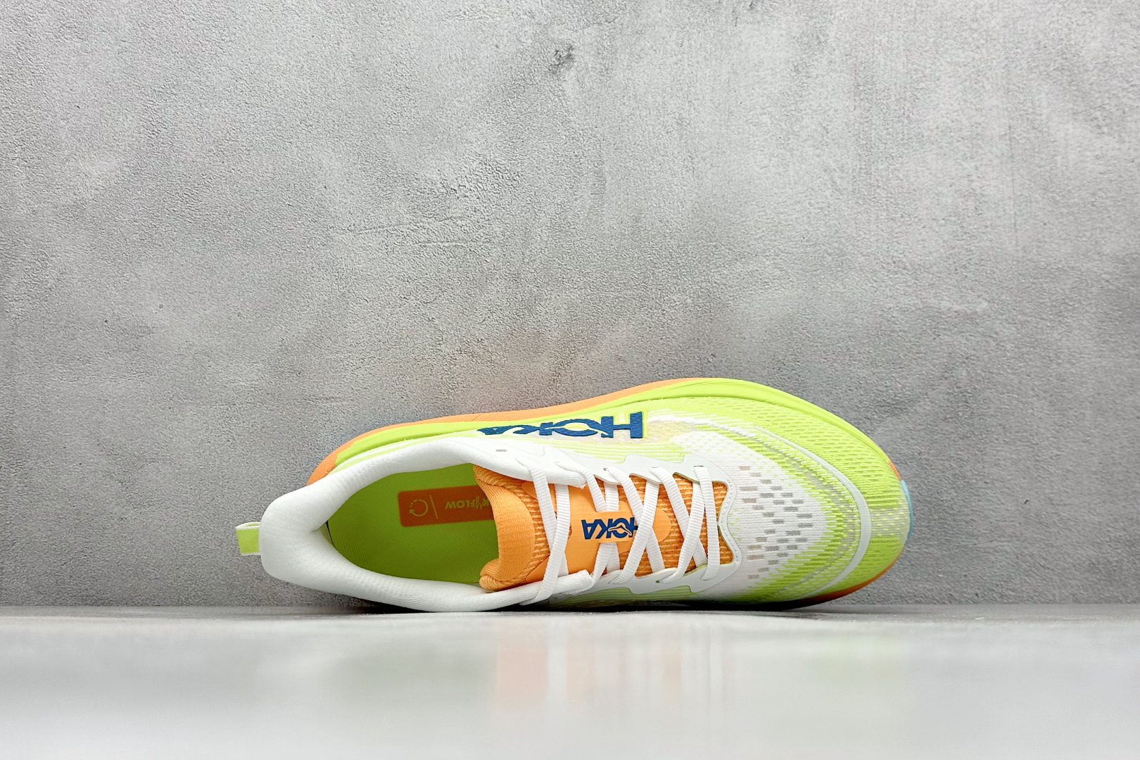 福利特价 
HOKA M SKYFLOW 低帮专业越野跑步鞋 
粗矿型的鞋身上脚特别修饰腿型 经典的胖鱼