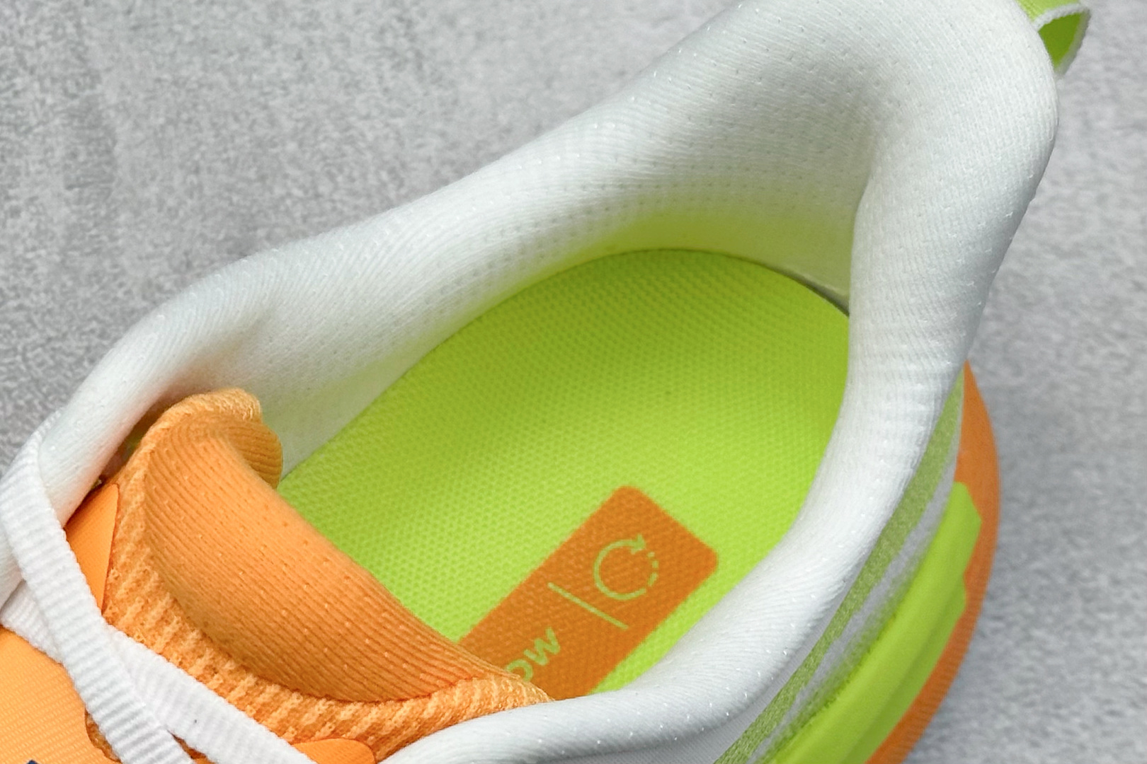 福利特价 
HOKA M SKYFLOW 低帮专业越野跑步鞋 
粗矿型的鞋身上脚特别修饰腿型 经典的胖鱼