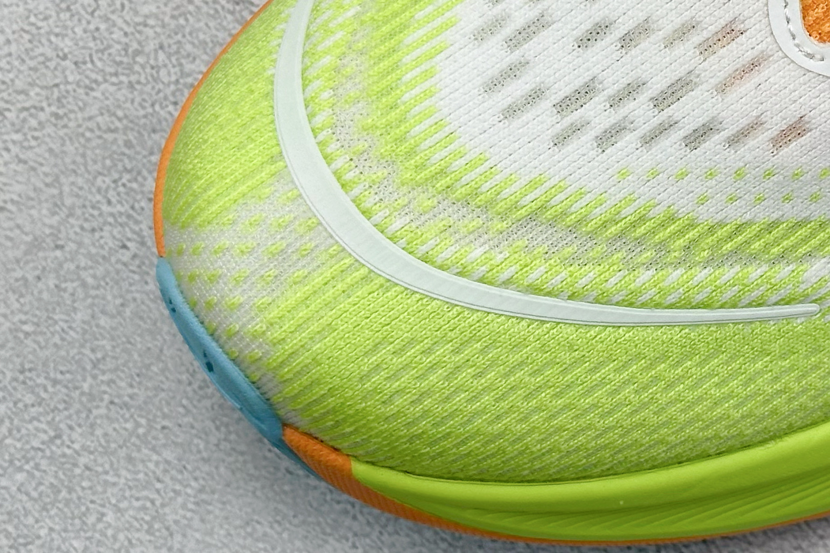 福利特价 
HOKA M SKYFLOW 低帮专业越野跑步鞋 
粗矿型的鞋身上脚特别修饰腿型 经典的胖鱼