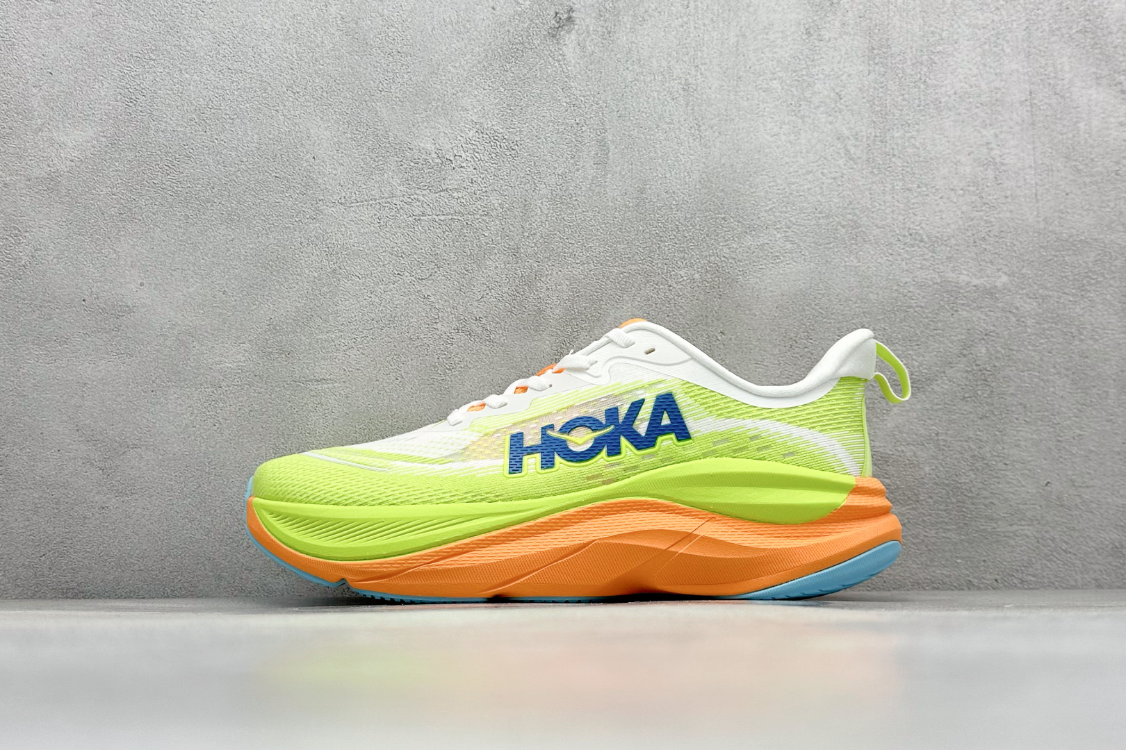 福利特价 
HOKA M SKYFLOW 低帮专业越野跑步鞋 
粗矿型的鞋身上脚特别修饰腿型 经典的胖鱼