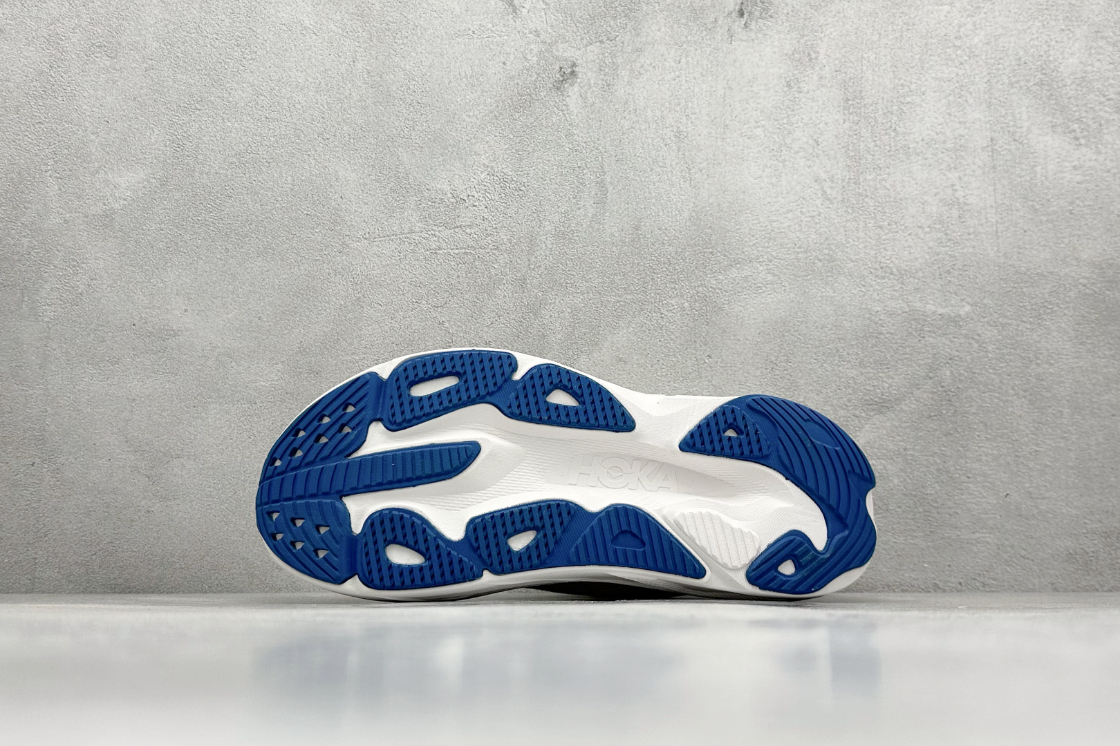 福利特价 
HOKA M SKYFLOW 低帮专业越野跑步鞋 
粗矿型的鞋身上脚特别修饰腿型 经典的胖鱼