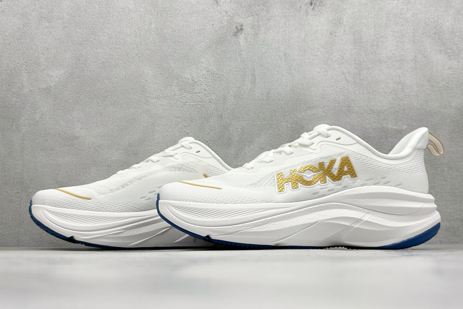 福利特价 
HOKA M SKYFLOW 低帮专业越野跑步鞋 
粗矿型的鞋身上脚特别修饰腿型 经典的胖鱼