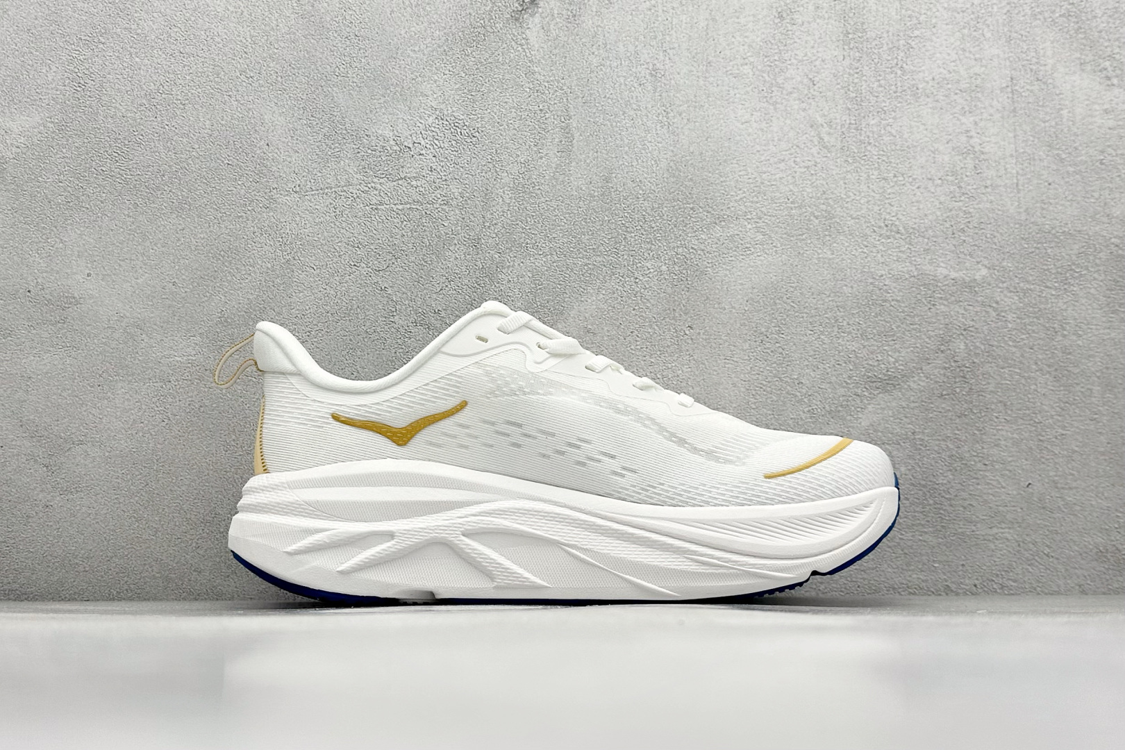福利特价 
HOKA M SKYFLOW 低帮专业越野跑步鞋 
粗矿型的鞋身上脚特别修饰腿型 经典的胖鱼
