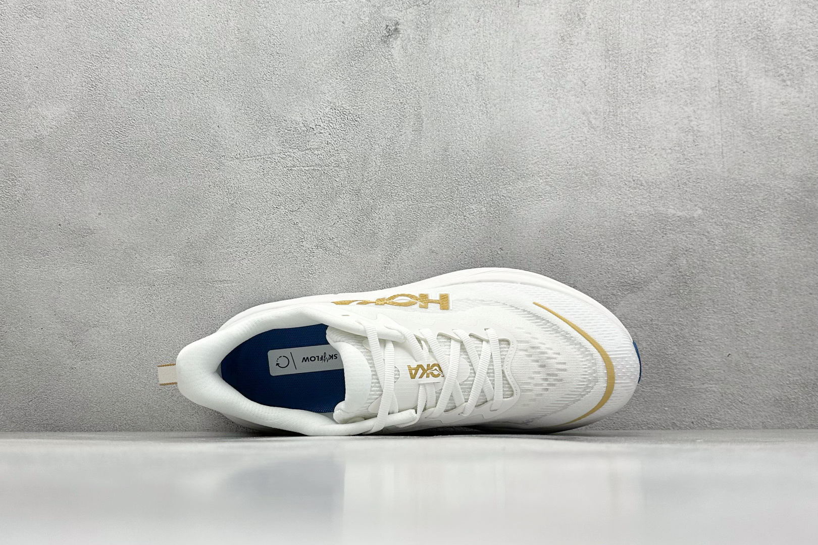 福利特价 
HOKA M SKYFLOW 低帮专业越野跑步鞋 
粗矿型的鞋身上脚特别修饰腿型 经典的胖鱼