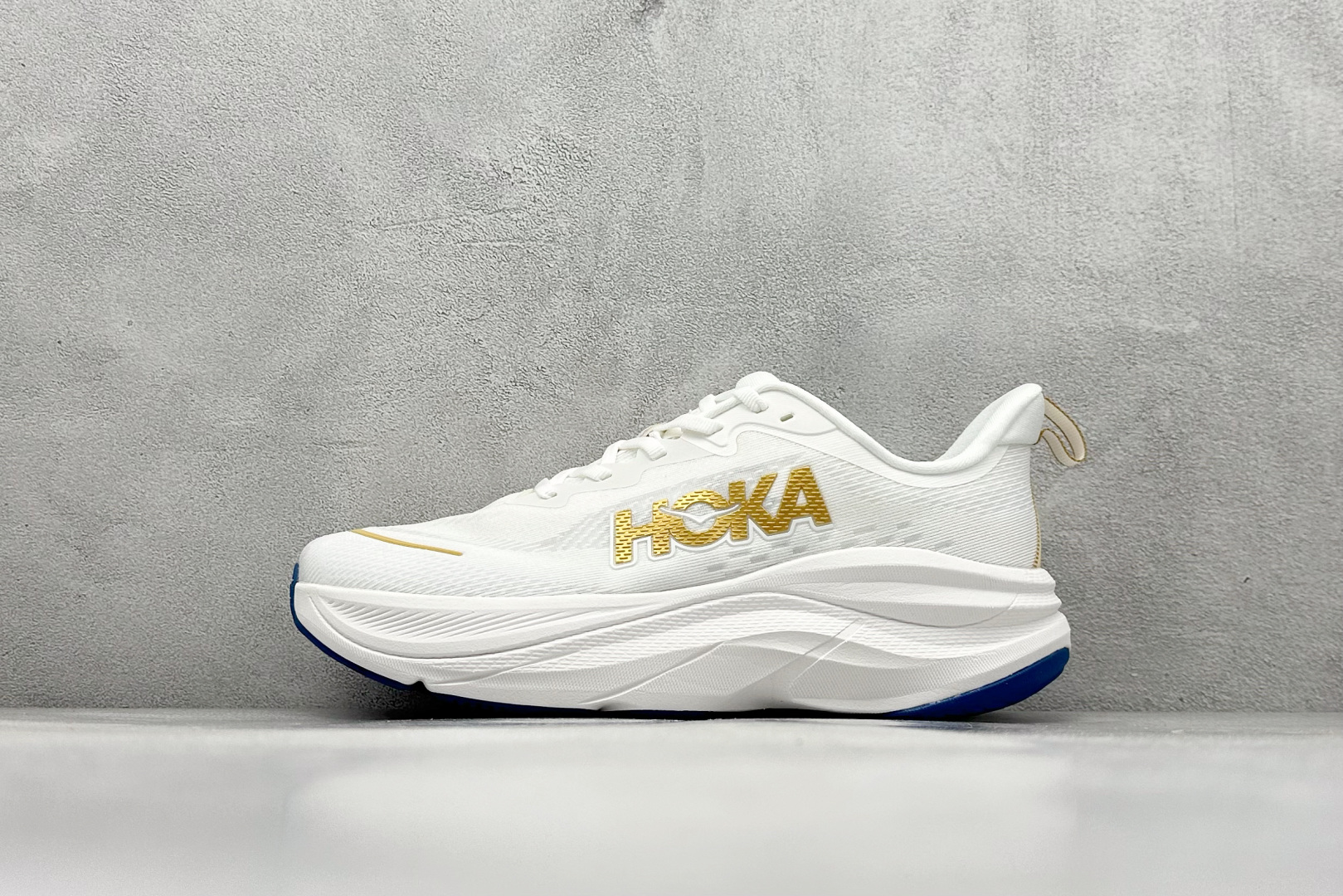 福利特价 
HOKA M SKYFLOW 低帮专业越野跑步鞋 
粗矿型的鞋身上脚特别修饰腿型 经典的胖鱼