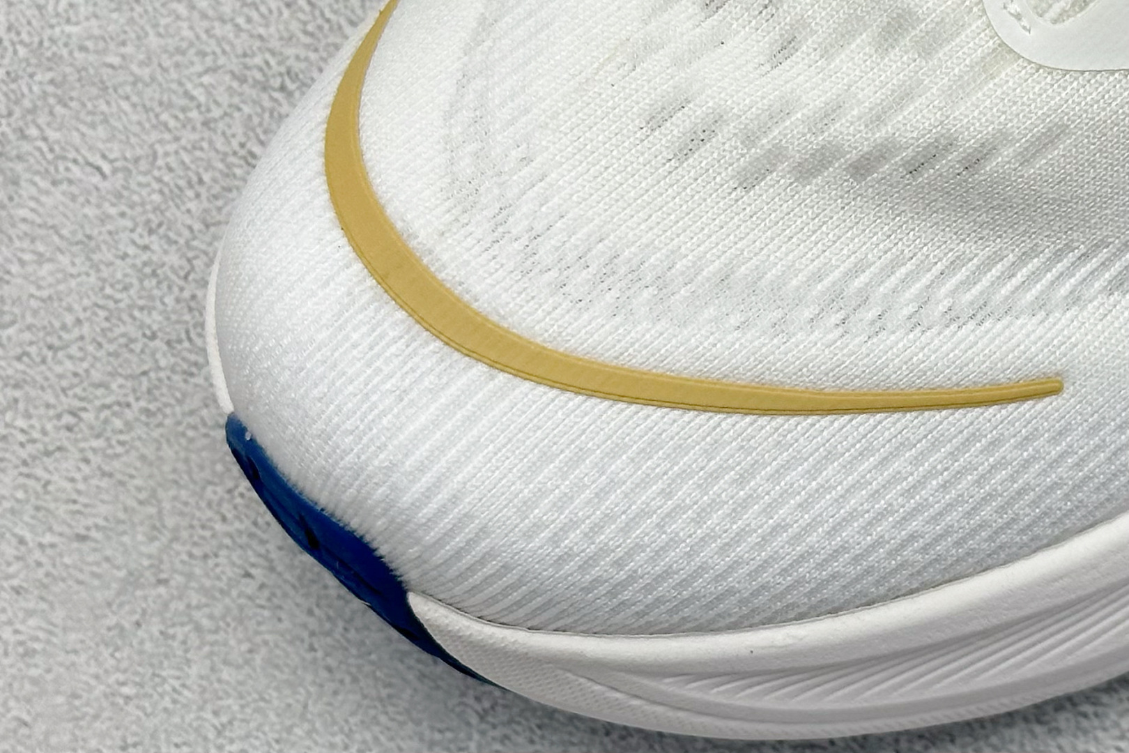 福利特价 
HOKA M SKYFLOW 低帮专业越野跑步鞋 
粗矿型的鞋身上脚特别修饰腿型 经典的胖鱼