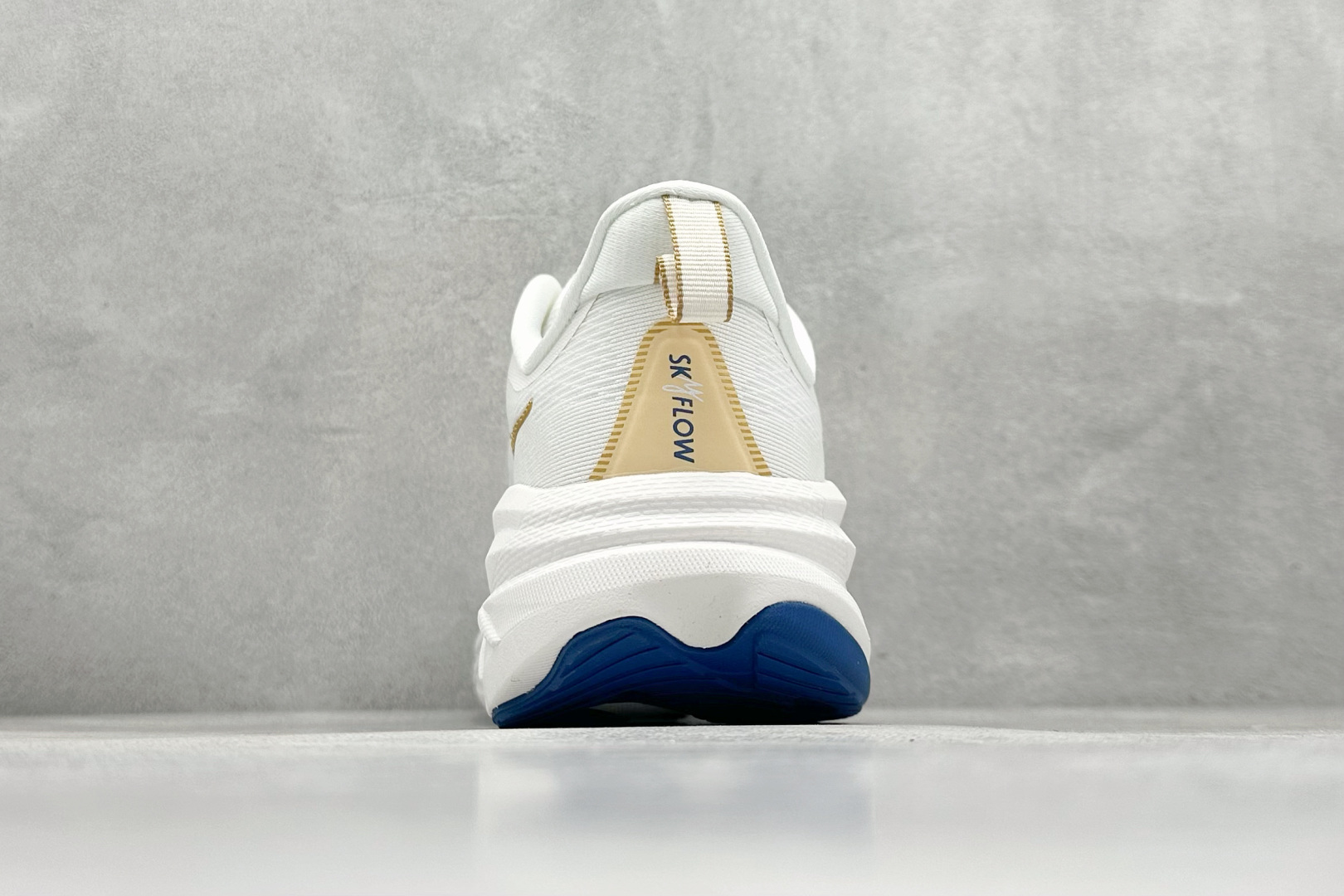 福利特价 
HOKA M SKYFLOW 低帮专业越野跑步鞋 
粗矿型的鞋身上脚特别修饰腿型 经典的胖鱼