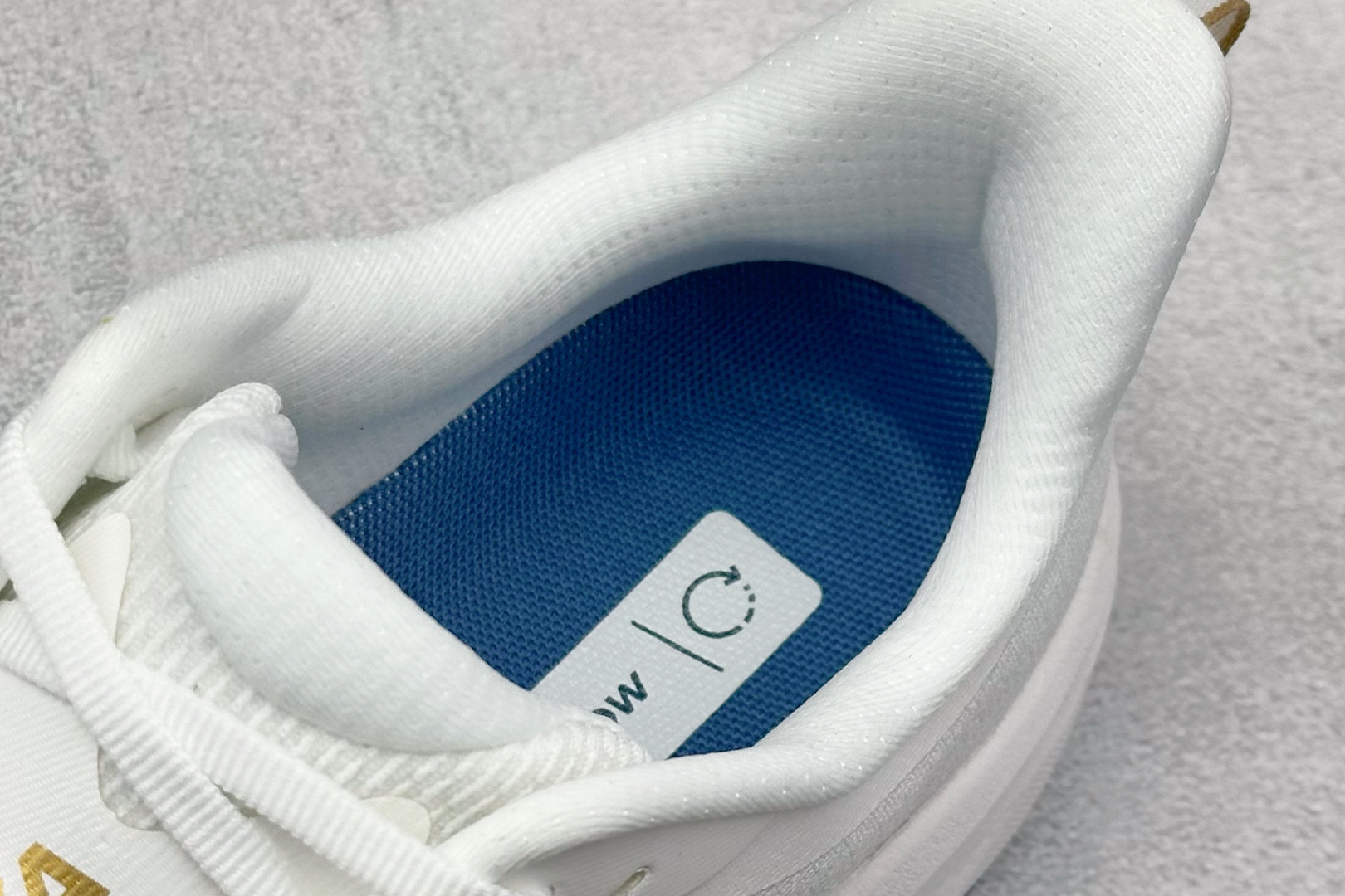 福利特价 
HOKA M SKYFLOW 低帮专业越野跑步鞋 
粗矿型的鞋身上脚特别修饰腿型 经典的胖鱼