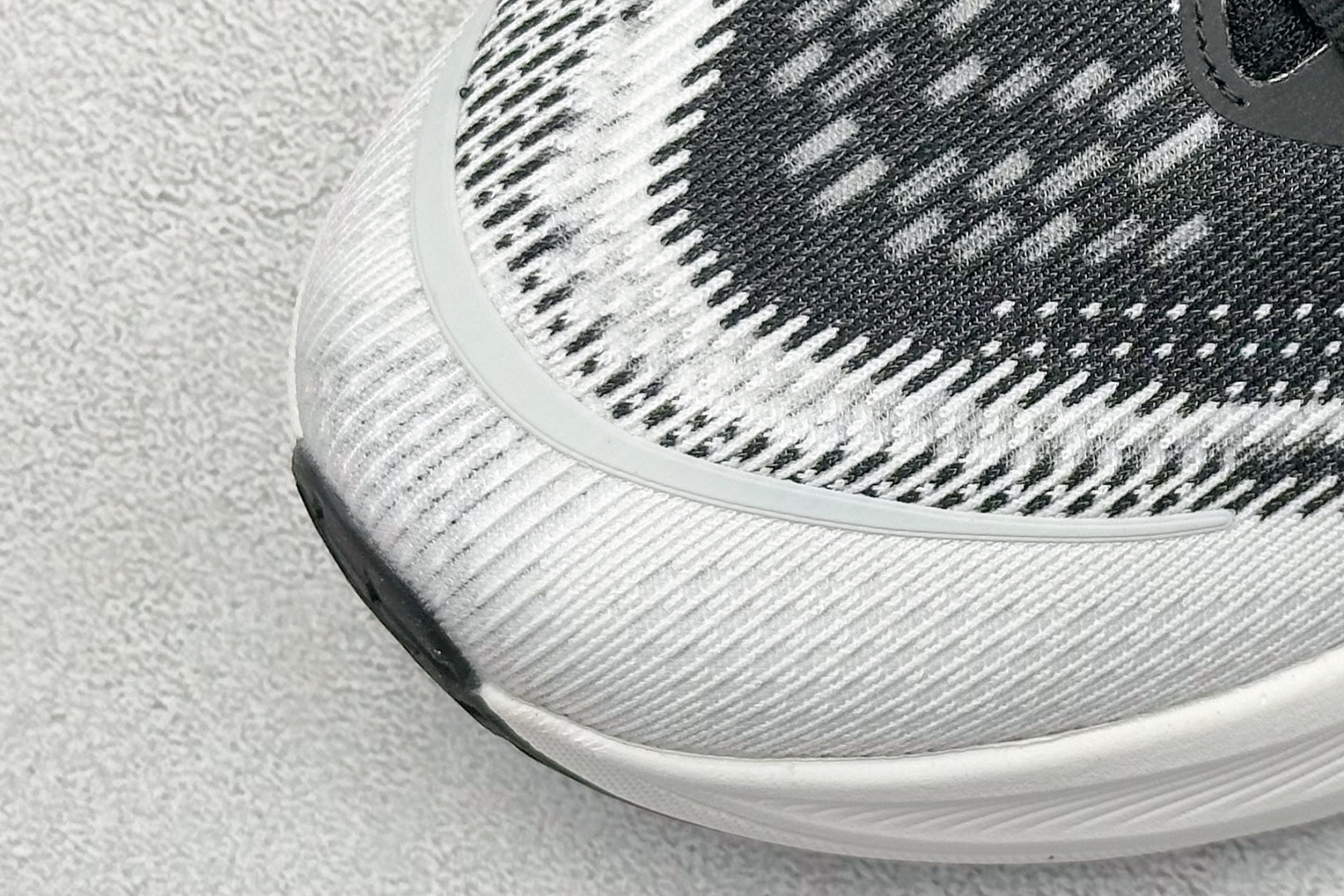 图片[7]-福利特价  HOKA M SKYFLOW 低帮专业越野跑步鞋 粗矿型的鞋身上脚特别修饰腿型 经典的胖鱼头鞋型 超高颜值 厚重皮质与热压鞋身质感让提升双层发泡中底增加整体鞋身造型 5厘米增高 无敌大长腿 脚感双密度缓震 舒适度极佳 V底十GTX的强力配置 无论是户外徒步还是雨天日常都得心应手 货号： 1155113/BWHT 尺码： 36 36.5 37 38 38.5 39 40 40.5 41 42 42.5 43 44 44.5 45-选品中心