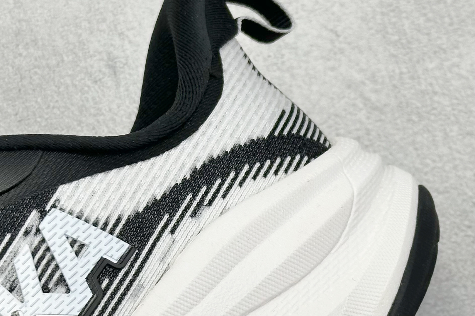 图片[9]-福利特价  HOKA M SKYFLOW 低帮专业越野跑步鞋 粗矿型的鞋身上脚特别修饰腿型 经典的胖鱼头鞋型 超高颜值 厚重皮质与热压鞋身质感让提升双层发泡中底增加整体鞋身造型 5厘米增高 无敌大长腿 脚感双密度缓震 舒适度极佳 V底十GTX的强力配置 无论是户外徒步还是雨天日常都得心应手 货号： 1155113/BWHT 尺码： 36 36.5 37 38 38.5 39 40 40.5 41 42 42.5 43 44 44.5 45-选品中心