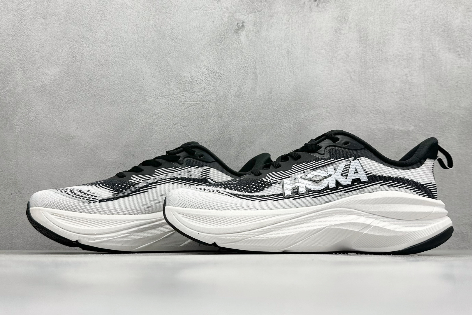 图片[5]-福利特价  HOKA M SKYFLOW 低帮专业越野跑步鞋 粗矿型的鞋身上脚特别修饰腿型 经典的胖鱼头鞋型 超高颜值 厚重皮质与热压鞋身质感让提升双层发泡中底增加整体鞋身造型 5厘米增高 无敌大长腿 脚感双密度缓震 舒适度极佳 V底十GTX的强力配置 无论是户外徒步还是雨天日常都得心应手 货号： 1155113/BWHT 尺码： 36 36.5 37 38 38.5 39 40 40.5 41 42 42.5 43 44 44.5 45-选品中心