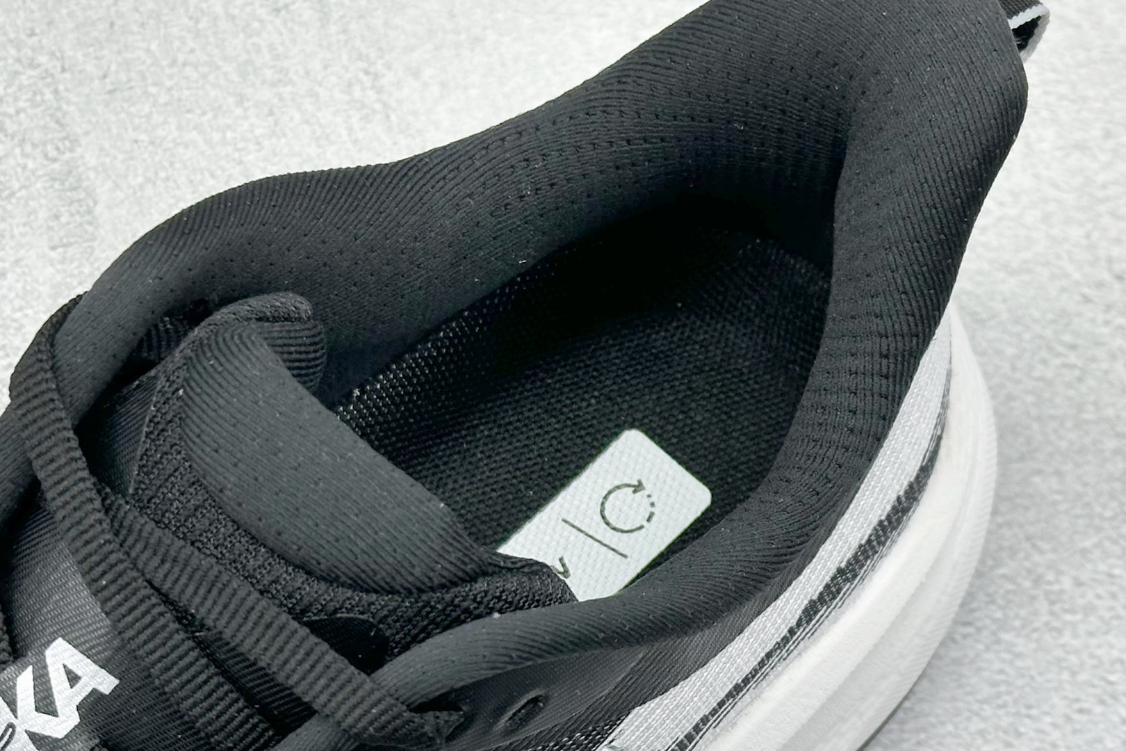 图片[8]-福利特价  HOKA M SKYFLOW 低帮专业越野跑步鞋 粗矿型的鞋身上脚特别修饰腿型 经典的胖鱼头鞋型 超高颜值 厚重皮质与热压鞋身质感让提升双层发泡中底增加整体鞋身造型 5厘米增高 无敌大长腿 脚感双密度缓震 舒适度极佳 V底十GTX的强力配置 无论是户外徒步还是雨天日常都得心应手 货号： 1155113/BWHT 尺码： 36 36.5 37 38 38.5 39 40 40.5 41 42 42.5 43 44 44.5 45-选品中心