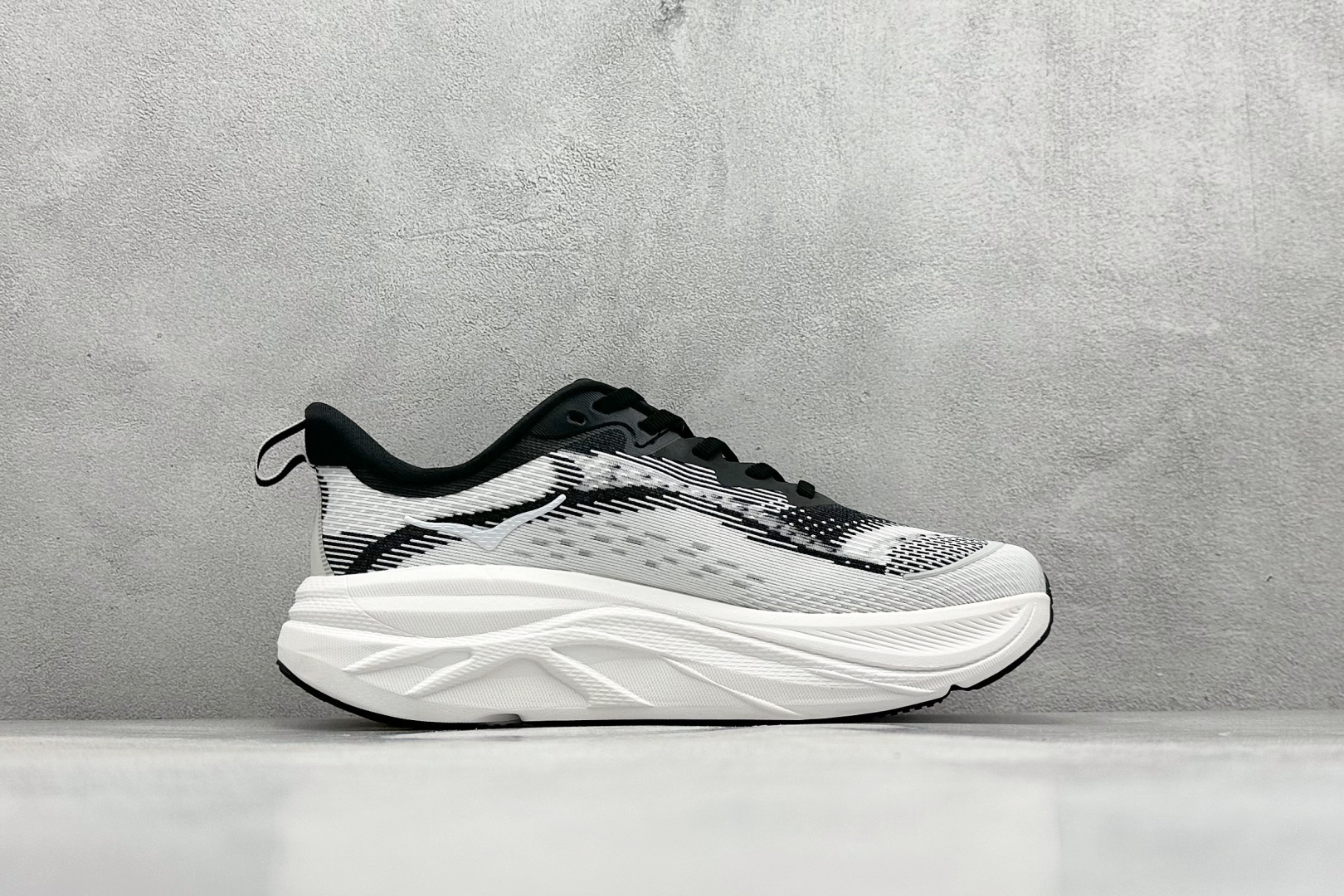 图片[2]-福利特价  HOKA M SKYFLOW 低帮专业越野跑步鞋 粗矿型的鞋身上脚特别修饰腿型 经典的胖鱼头鞋型 超高颜值 厚重皮质与热压鞋身质感让提升双层发泡中底增加整体鞋身造型 5厘米增高 无敌大长腿 脚感双密度缓震 舒适度极佳 V底十GTX的强力配置 无论是户外徒步还是雨天日常都得心应手 货号： 1155113/BWHT 尺码： 36 36.5 37 38 38.5 39 40 40.5 41 42 42.5 43 44 44.5 45-选品中心