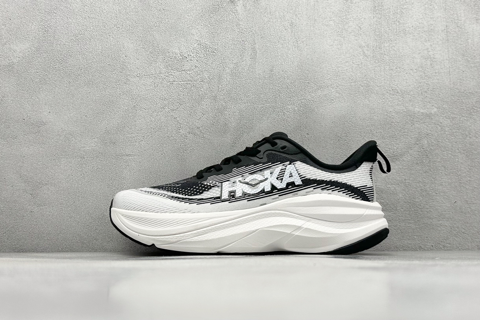 福利特价  HOKA M SKYFLOW 低帮专业越野跑步鞋 粗矿型的鞋身上脚特别修饰腿型 经典的胖鱼头鞋型 超高颜值 厚重皮质与热压鞋身质感让提升双层发泡中底增加整体鞋身造型 5厘米增高 无敌大长腿 脚感双密度缓震 舒适度极佳 V底十GTX的强力配置 无论是户外徒步还是雨天日常都得心应手 货号： 1155113/BWHT 尺码： 36 36.5 37 38 38.5 39 40 40.5 41 42 42.5 43 44 44.5 45-选品中心