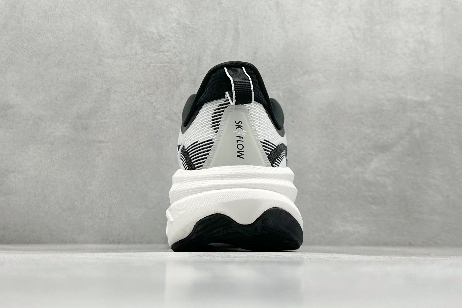 图片[6]-福利特价  HOKA M SKYFLOW 低帮专业越野跑步鞋 粗矿型的鞋身上脚特别修饰腿型 经典的胖鱼头鞋型 超高颜值 厚重皮质与热压鞋身质感让提升双层发泡中底增加整体鞋身造型 5厘米增高 无敌大长腿 脚感双密度缓震 舒适度极佳 V底十GTX的强力配置 无论是户外徒步还是雨天日常都得心应手 货号： 1155113/BWHT 尺码： 36 36.5 37 38 38.5 39 40 40.5 41 42 42.5 43 44 44.5 45-选品中心