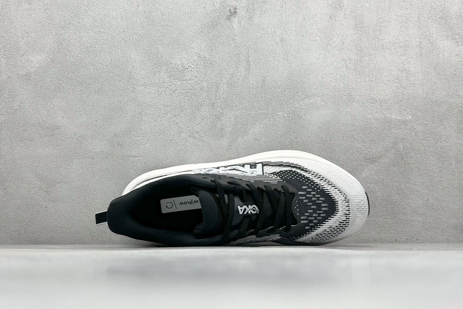 图片[3]-福利特价  HOKA M SKYFLOW 低帮专业越野跑步鞋 粗矿型的鞋身上脚特别修饰腿型 经典的胖鱼头鞋型 超高颜值 厚重皮质与热压鞋身质感让提升双层发泡中底增加整体鞋身造型 5厘米增高 无敌大长腿 脚感双密度缓震 舒适度极佳 V底十GTX的强力配置 无论是户外徒步还是雨天日常都得心应手 货号： 1155113/BWHT 尺码： 36 36.5 37 38 38.5 39 40 40.5 41 42 42.5 43 44 44.5 45-选品中心