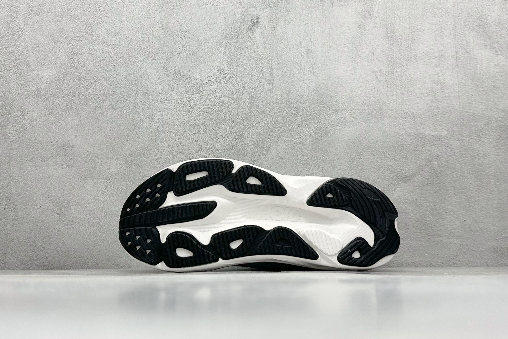 图片[4]-福利特价  HOKA M SKYFLOW 低帮专业越野跑步鞋 粗矿型的鞋身上脚特别修饰腿型 经典的胖鱼头鞋型 超高颜值 厚重皮质与热压鞋身质感让提升双层发泡中底增加整体鞋身造型 5厘米增高 无敌大长腿 脚感双密度缓震 舒适度极佳 V底十GTX的强力配置 无论是户外徒步还是雨天日常都得心应手 货号： 1155113/BWHT 尺码： 36 36.5 37 38 38.5 39 40 40.5 41 42 42.5 43 44 44.5 45-选品中心