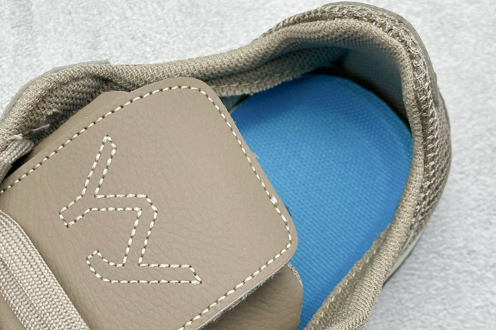 图片[8]-XS版彪马Puma H-Street 低帮专业越野德训鞋 PUMA H-STREET的设计巧妙融合了经典与创新 透气网面鞋身是对复古运动美学的致敬 它不仅延续了PUMA一贯的运动基因 更保证了穿着时的舒适度与透气性 让双脚在夏日也能自由“呼吸” 经典的鞋型设计 带着岁月沉淀的韵味 货号： 405046-02 尺码： 36 36.5 37 38 38.5 39 40 40.5 41 42 42.5 43 44 45-选品中心