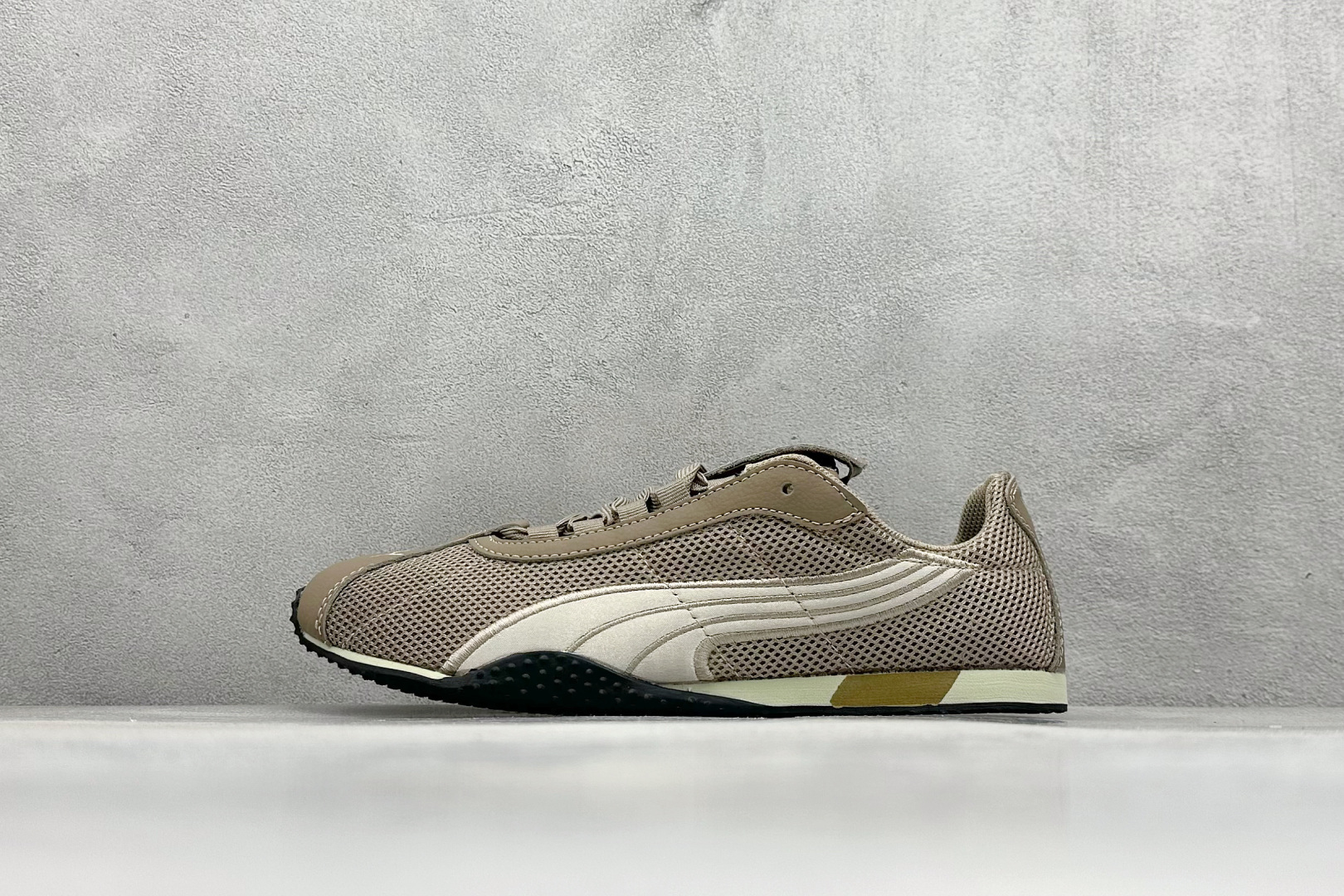 XS版彪马Puma H-Street 低帮专业越野德训鞋 PUMA H-STREET的设计巧妙融合了经典与创新 透气网面鞋身是对复古运动美学的致敬 它不仅延续了PUMA一贯的运动基因 更保证了穿着时的舒适度与透气性 让双脚在夏日也能自由“呼吸” 经典的鞋型设计 带着岁月沉淀的韵味 货号： 405046-02 尺码： 36 36.5 37 38 38.5 39 40 40.5 41 42 42.5 43 44 45-选品中心