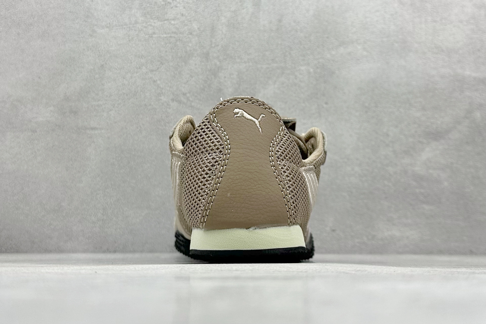 图片[6]-XS版彪马Puma H-Street 低帮专业越野德训鞋 PUMA H-STREET的设计巧妙融合了经典与创新 透气网面鞋身是对复古运动美学的致敬 它不仅延续了PUMA一贯的运动基因 更保证了穿着时的舒适度与透气性 让双脚在夏日也能自由“呼吸” 经典的鞋型设计 带着岁月沉淀的韵味 货号： 405046-02 尺码： 36 36.5 37 38 38.5 39 40 40.5 41 42 42.5 43 44 45-选品中心