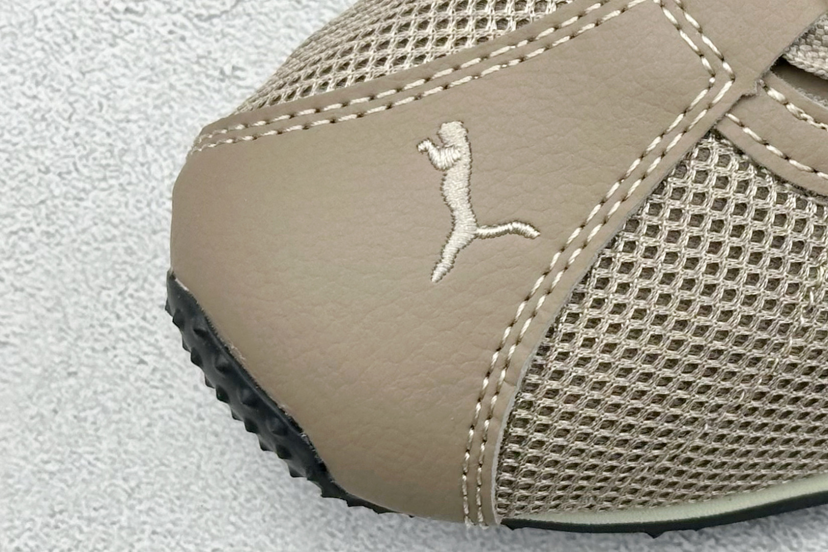 图片[7]-XS版彪马Puma H-Street 低帮专业越野德训鞋 PUMA H-STREET的设计巧妙融合了经典与创新 透气网面鞋身是对复古运动美学的致敬 它不仅延续了PUMA一贯的运动基因 更保证了穿着时的舒适度与透气性 让双脚在夏日也能自由“呼吸” 经典的鞋型设计 带着岁月沉淀的韵味 货号： 405046-02 尺码： 36 36.5 37 38 38.5 39 40 40.5 41 42 42.5 43 44 45-选品中心