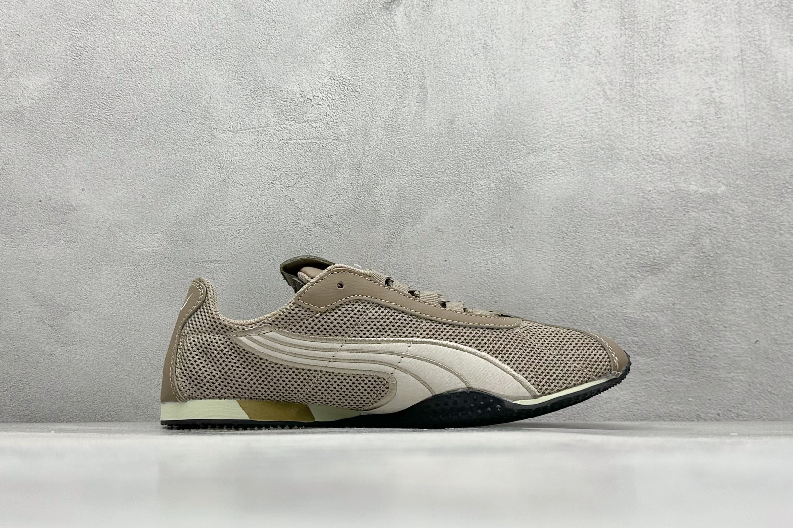 图片[2]-XS版彪马Puma H-Street 低帮专业越野德训鞋 PUMA H-STREET的设计巧妙融合了经典与创新 透气网面鞋身是对复古运动美学的致敬 它不仅延续了PUMA一贯的运动基因 更保证了穿着时的舒适度与透气性 让双脚在夏日也能自由“呼吸” 经典的鞋型设计 带着岁月沉淀的韵味 货号： 405046-02 尺码： 36 36.5 37 38 38.5 39 40 40.5 41 42 42.5 43 44 45-选品中心