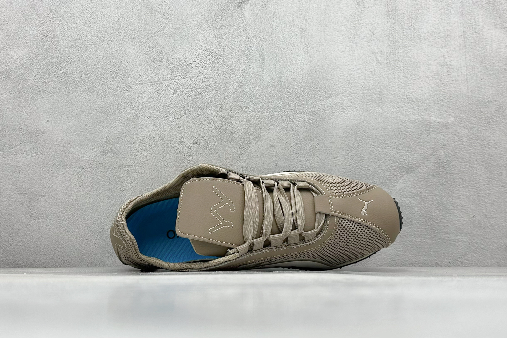 图片[3]-XS版彪马Puma H-Street 低帮专业越野德训鞋 PUMA H-STREET的设计巧妙融合了经典与创新 透气网面鞋身是对复古运动美学的致敬 它不仅延续了PUMA一贯的运动基因 更保证了穿着时的舒适度与透气性 让双脚在夏日也能自由“呼吸” 经典的鞋型设计 带着岁月沉淀的韵味 货号： 405046-02 尺码： 36 36.5 37 38 38.5 39 40 40.5 41 42 42.5 43 44 45-选品中心