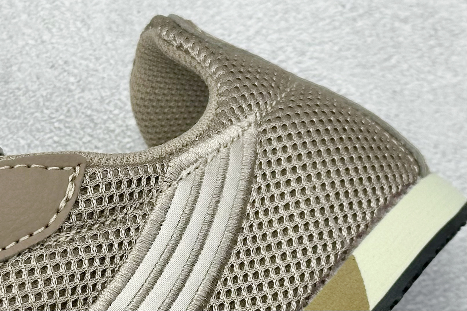 图片[9]-XS版彪马Puma H-Street 低帮专业越野德训鞋 PUMA H-STREET的设计巧妙融合了经典与创新 透气网面鞋身是对复古运动美学的致敬 它不仅延续了PUMA一贯的运动基因 更保证了穿着时的舒适度与透气性 让双脚在夏日也能自由“呼吸” 经典的鞋型设计 带着岁月沉淀的韵味 货号： 405046-02 尺码： 36 36.5 37 38 38.5 39 40 40.5 41 42 42.5 43 44 45-选品中心