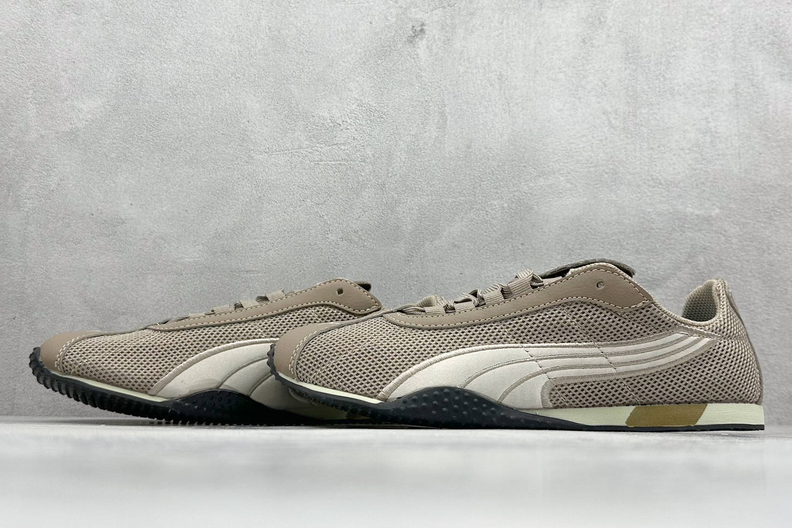 图片[5]-XS版彪马Puma H-Street 低帮专业越野德训鞋 PUMA H-STREET的设计巧妙融合了经典与创新 透气网面鞋身是对复古运动美学的致敬 它不仅延续了PUMA一贯的运动基因 更保证了穿着时的舒适度与透气性 让双脚在夏日也能自由“呼吸” 经典的鞋型设计 带着岁月沉淀的韵味 货号： 405046-02 尺码： 36 36.5 37 38 38.5 39 40 40.5 41 42 42.5 43 44 45-选品中心