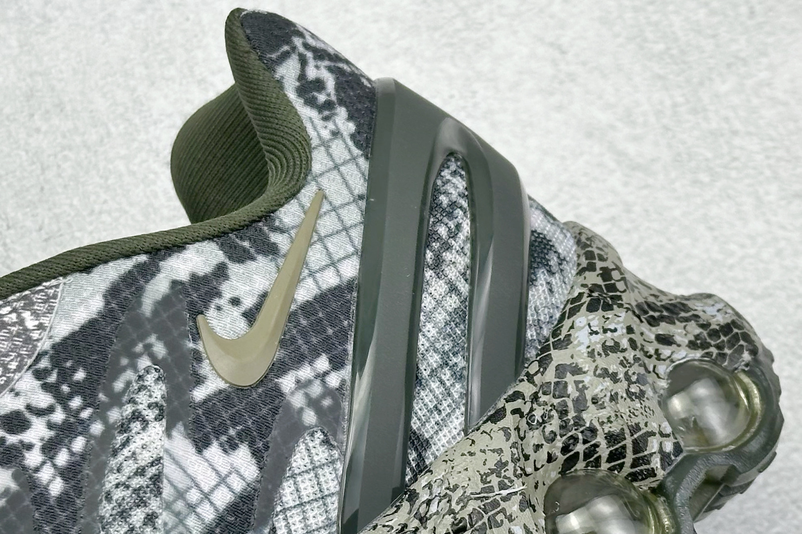 图片[9]-YH版 Nk Air Max Dn8 耐克运动舒适减震气垫跑步鞋  #鞋款旨在透过 Dynamic Air 技术提升全天穿着体验，当中首次采用了全掌 Dynamic Air 系统，内置两组 Air 气垫，并透过八条互相连通的气管形成持续的气压循环，让每一步都更具弹性与灵活度。 货号：HF5509-900  尺码：36-45-选品中心