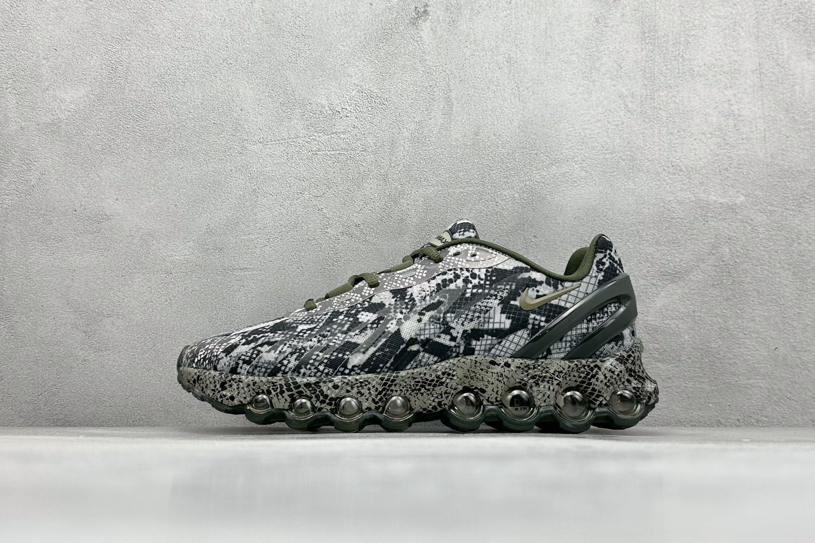 YH版 Nk Air Max Dn8 耐克运动舒适减震气垫跑步鞋  #鞋款旨在透过 Dynamic Air 技术提升全天穿着体验，当中首次采用了全掌 Dynamic Air 系统，内置两组 Air 气垫，并透过八条互相连通的气管形成持续的气压循环，让每一步都更具弹性与灵活度。 货号：HF5509-900  尺码：36-45-选品中心