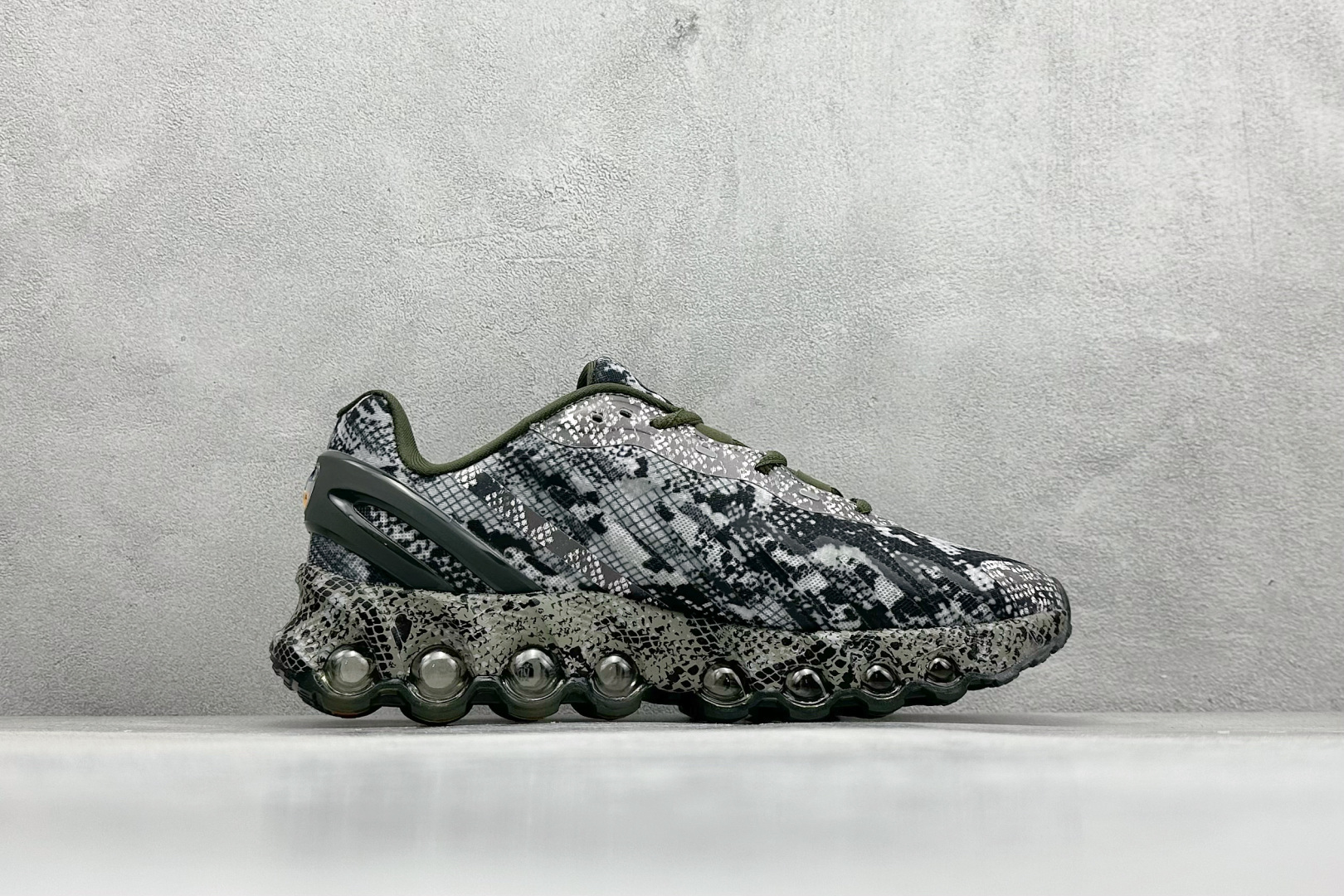 图片[2]-YH版 Nk Air Max Dn8 耐克运动舒适减震气垫跑步鞋  #鞋款旨在透过 Dynamic Air 技术提升全天穿着体验，当中首次采用了全掌 Dynamic Air 系统，内置两组 Air 气垫，并透过八条互相连通的气管形成持续的气压循环，让每一步都更具弹性与灵活度。 货号：HF5509-900  尺码：36-45-选品中心