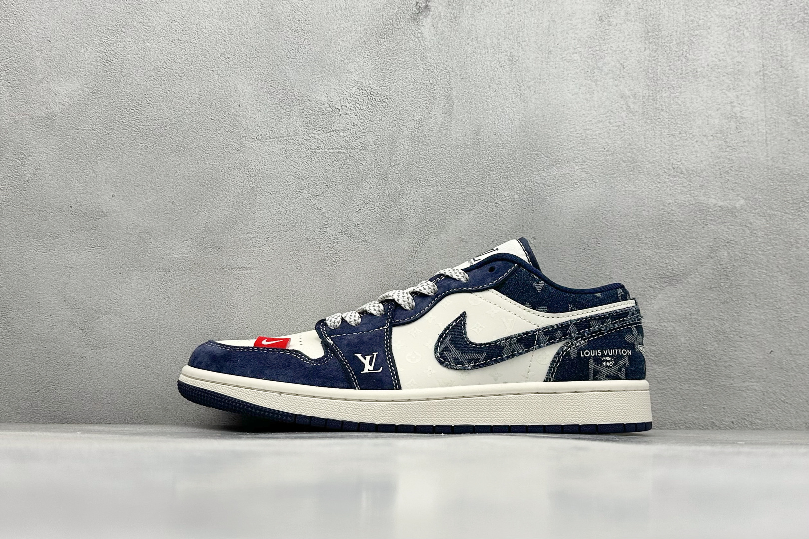XC版Air Jordan 1 Retro Low x Louis Vuitton 蓝白 官方同步新色 原装级产物 拒绝公底 立体鞋型 细节完美 高清洁度 购置公司同步原材料 原汁原味 忠于原版 货号：YX5066 368 尺码：36 36.5 37.5 38 38.5 39 40 40.5 41 42 42.5 43 44 44.5 45-选品中心