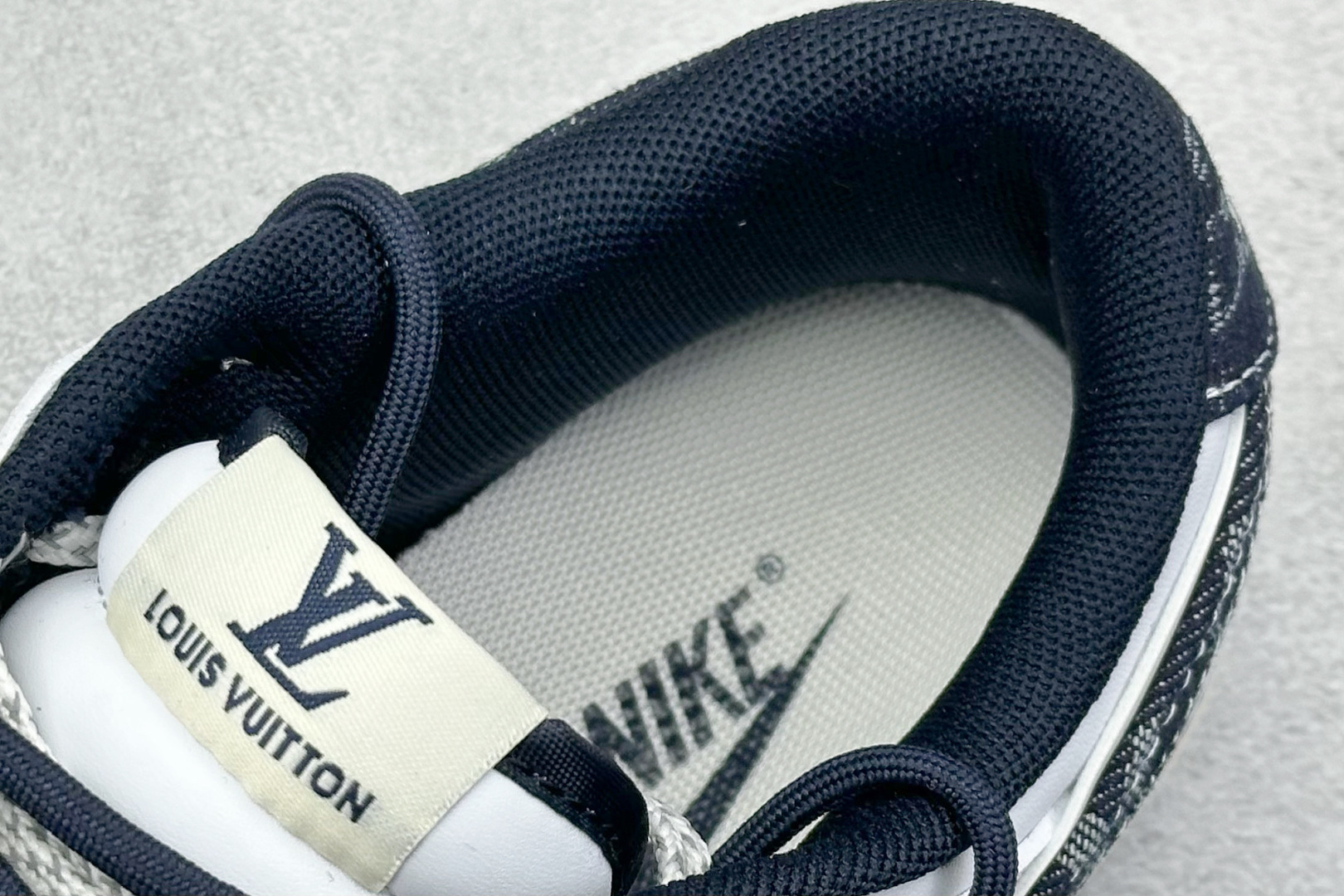 300 XC版Nike SB Dunk Low x Louis Vuitton 蓝黑绑带 DM6868-086-Chinese  UA Cheap High Quatity Brand  Clothes Bags handbags Sneakers wholesale wholesaler seller from China Factory suppliers Fashion Clothing  Shoes best Quality Beautiful Price  300 XC版Nike SB Dunk Low x Louis Vuitton 蓝黑绑带 DM6868-086