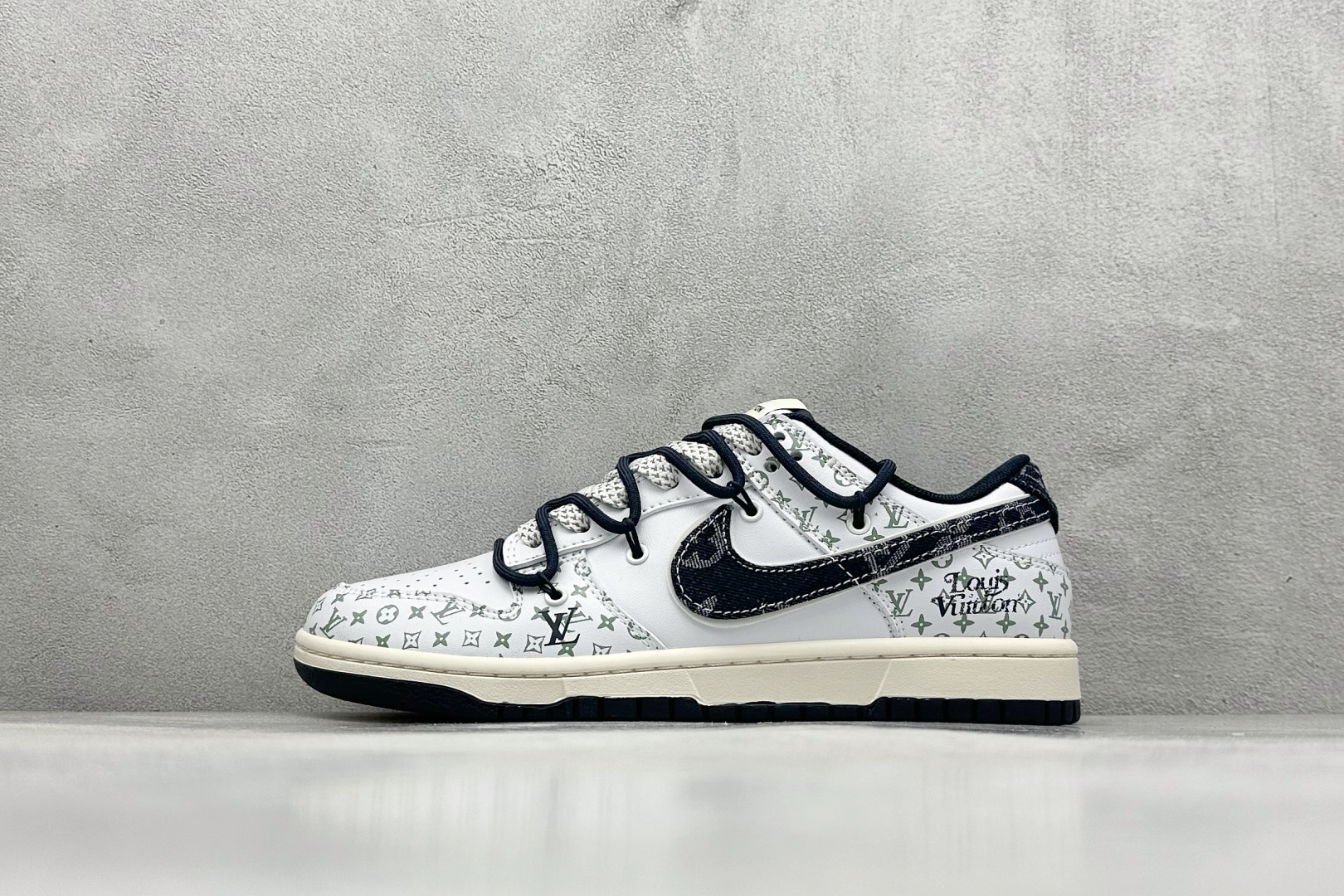 300 XC版Nike SB Dunk Low x Louis Vuitton 蓝黑绑带 DM6868-086-Chinese  UA Cheap High Quatity Brand  Clothes Bags handbags Sneakers wholesale wholesaler seller from China Factory suppliers Fashion Clothing  Shoes best Quality Beautiful Price  300 XC版Nike SB Dunk Low x Louis Vuitton 蓝黑绑带 DM6868-086