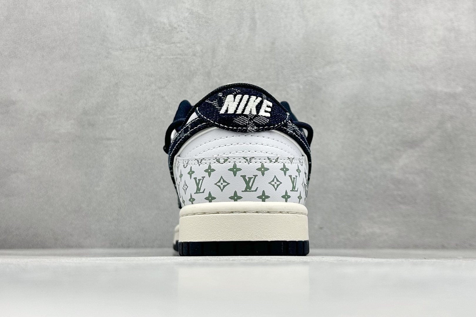 300 XC版Nike SB Dunk Low x Louis Vuitton 蓝黑绑带 DM6868-086-Chinese  UA Cheap High Quatity Brand  Clothes Bags handbags Sneakers wholesale wholesaler seller from China Factory suppliers Fashion Clothing  Shoes best Quality Beautiful Price  300 XC版Nike SB Dunk Low x Louis Vuitton 蓝黑绑带 DM6868-086