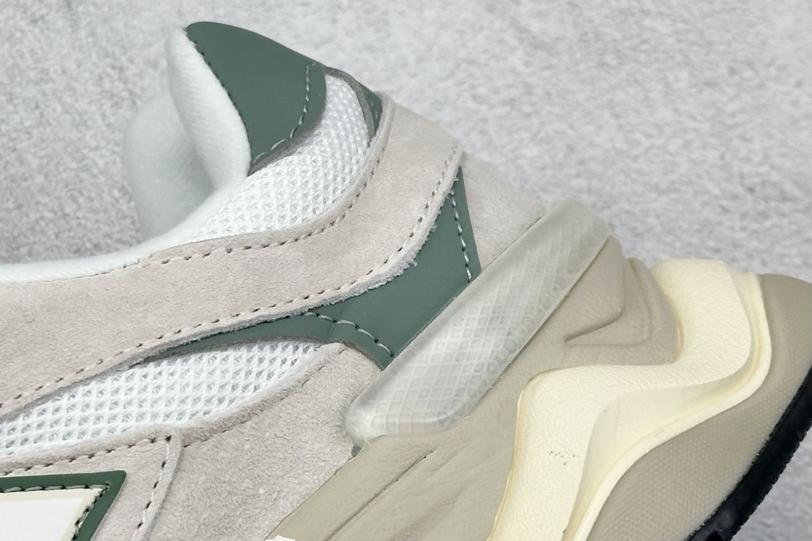 图片[9]-Joe Freshgoods x New Balance NB9060 联名款 复古休闲运动慢跑鞋 鞋款灵感源自设计师本人对夏日的怀日回忆。鞋面大身由空间双格及磨砂鞋面拼接而生，配以柔和、温暖的粉橘色调，夏日氛围拉满#采用大面积网眼以及麂皮材质覆盖鞋身，还原经典气质。搭载ABZORB避震科技，由泡沫聚酯制成，上脚可以有效减少由鞋底反弹对身体及双腿的冲击力 货号： U9060EEI 尺码：36 37 37.5 38 38.5 39.5 40 40.5 41.5 42 42.5 43 44 45-选品中心