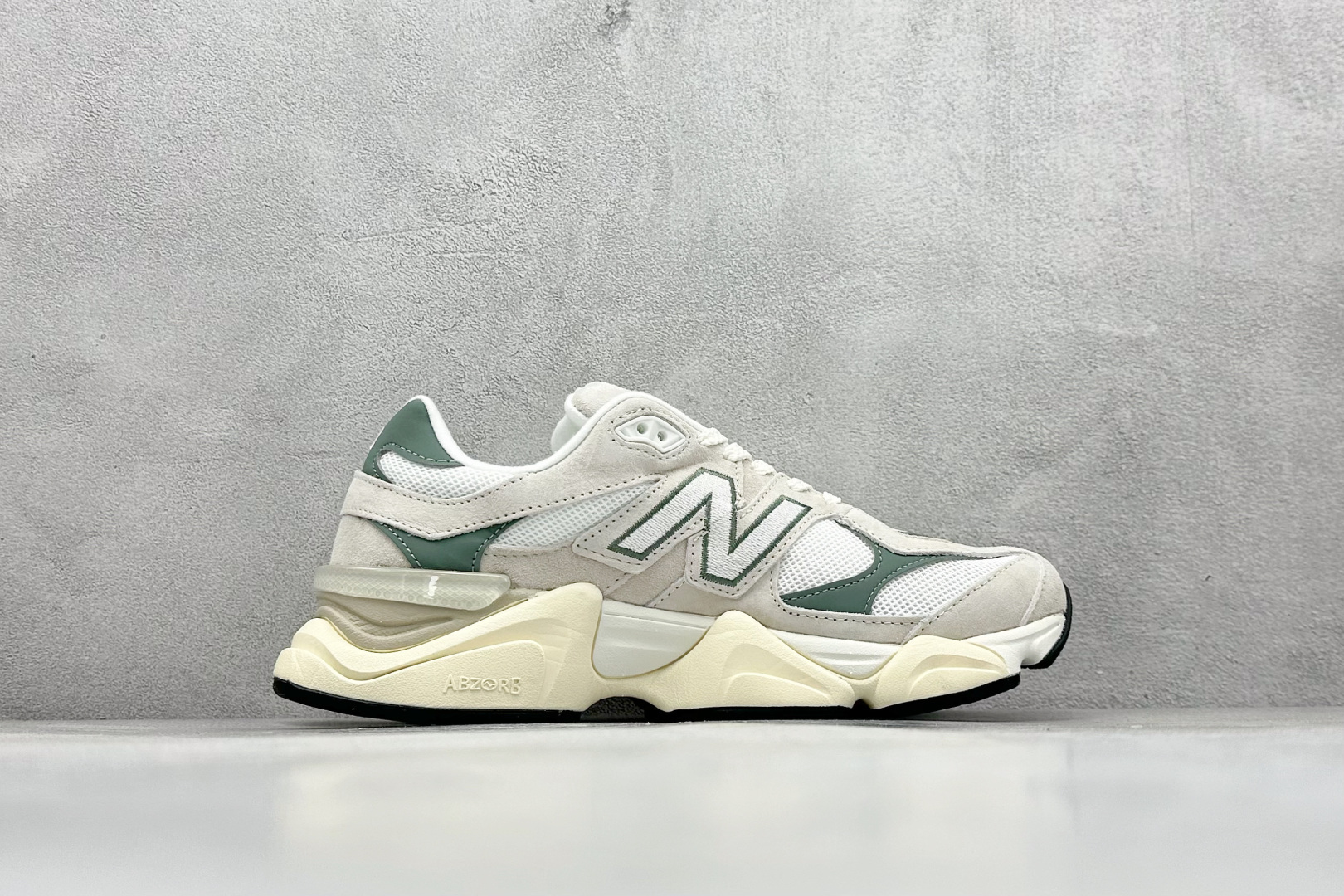 图片[2]-Joe Freshgoods x New Balance NB9060 联名款 复古休闲运动慢跑鞋 鞋款灵感源自设计师本人对夏日的怀日回忆。鞋面大身由空间双格及磨砂鞋面拼接而生，配以柔和、温暖的粉橘色调，夏日氛围拉满#采用大面积网眼以及麂皮材质覆盖鞋身，还原经典气质。搭载ABZORB避震科技，由泡沫聚酯制成，上脚可以有效减少由鞋底反弹对身体及双腿的冲击力 货号： U9060EEI 尺码：36 37 37.5 38 38.5 39.5 40 40.5 41.5 42 42.5 43 44 45-选品中心