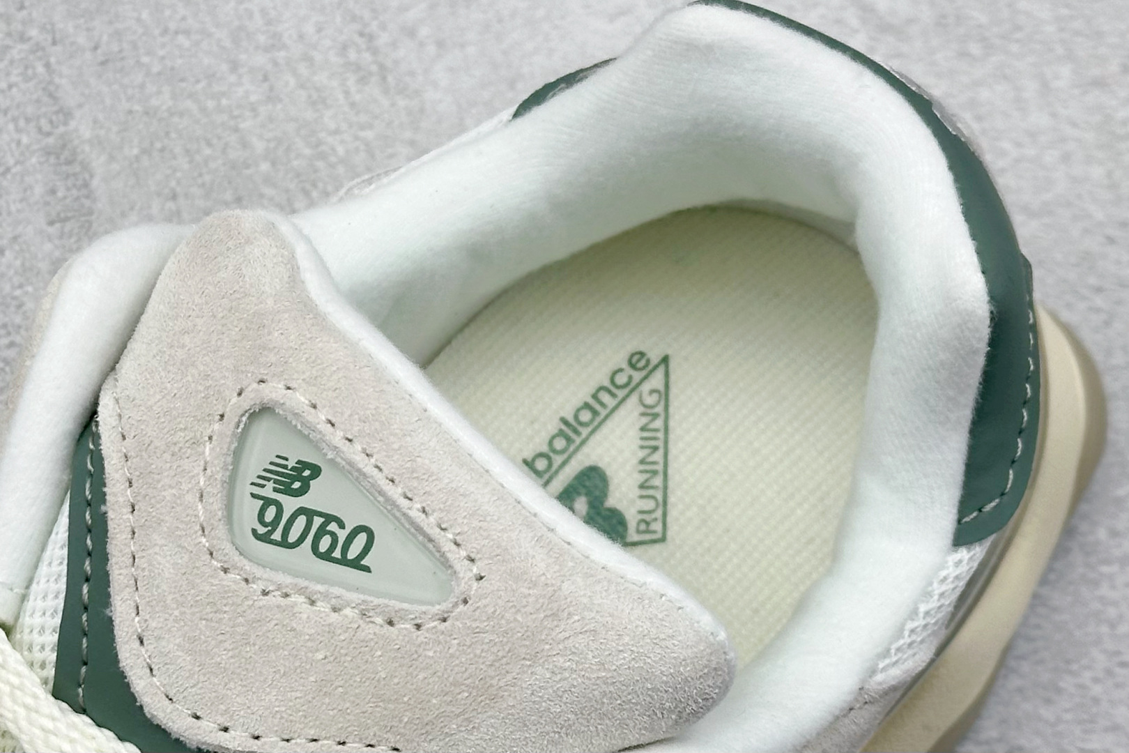 图片[8]-Joe Freshgoods x New Balance NB9060 联名款 复古休闲运动慢跑鞋 鞋款灵感源自设计师本人对夏日的怀日回忆。鞋面大身由空间双格及磨砂鞋面拼接而生，配以柔和、温暖的粉橘色调，夏日氛围拉满#采用大面积网眼以及麂皮材质覆盖鞋身，还原经典气质。搭载ABZORB避震科技，由泡沫聚酯制成，上脚可以有效减少由鞋底反弹对身体及双腿的冲击力 货号： U9060EEI 尺码：36 37 37.5 38 38.5 39.5 40 40.5 41.5 42 42.5 43 44 45-选品中心