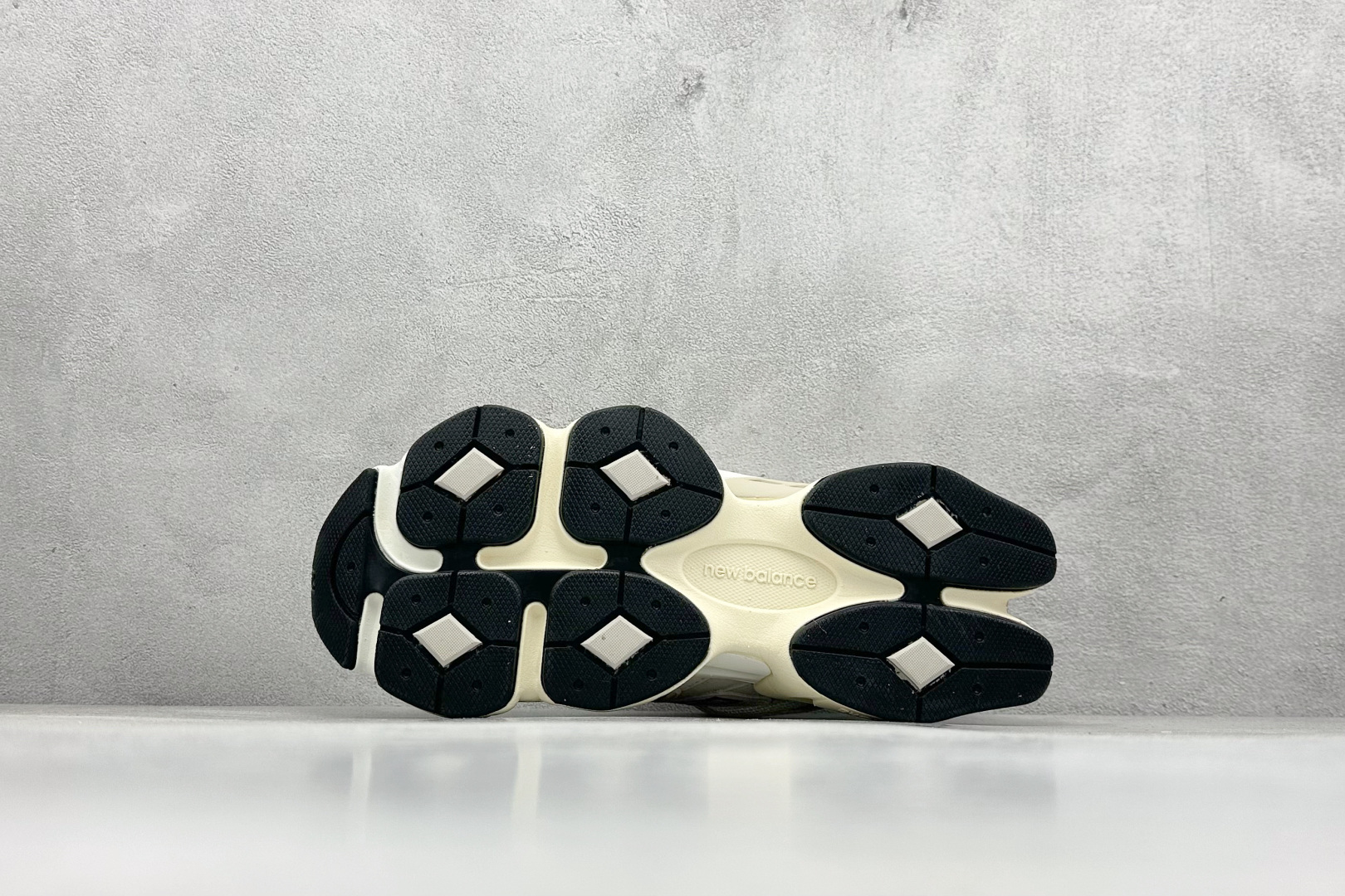 图片[4]-Joe Freshgoods x New Balance NB9060 联名款 复古休闲运动慢跑鞋 鞋款灵感源自设计师本人对夏日的怀日回忆。鞋面大身由空间双格及磨砂鞋面拼接而生，配以柔和、温暖的粉橘色调，夏日氛围拉满#采用大面积网眼以及麂皮材质覆盖鞋身，还原经典气质。搭载ABZORB避震科技，由泡沫聚酯制成，上脚可以有效减少由鞋底反弹对身体及双腿的冲击力 货号： U9060EEI 尺码：36 37 37.5 38 38.5 39.5 40 40.5 41.5 42 42.5 43 44 45-选品中心